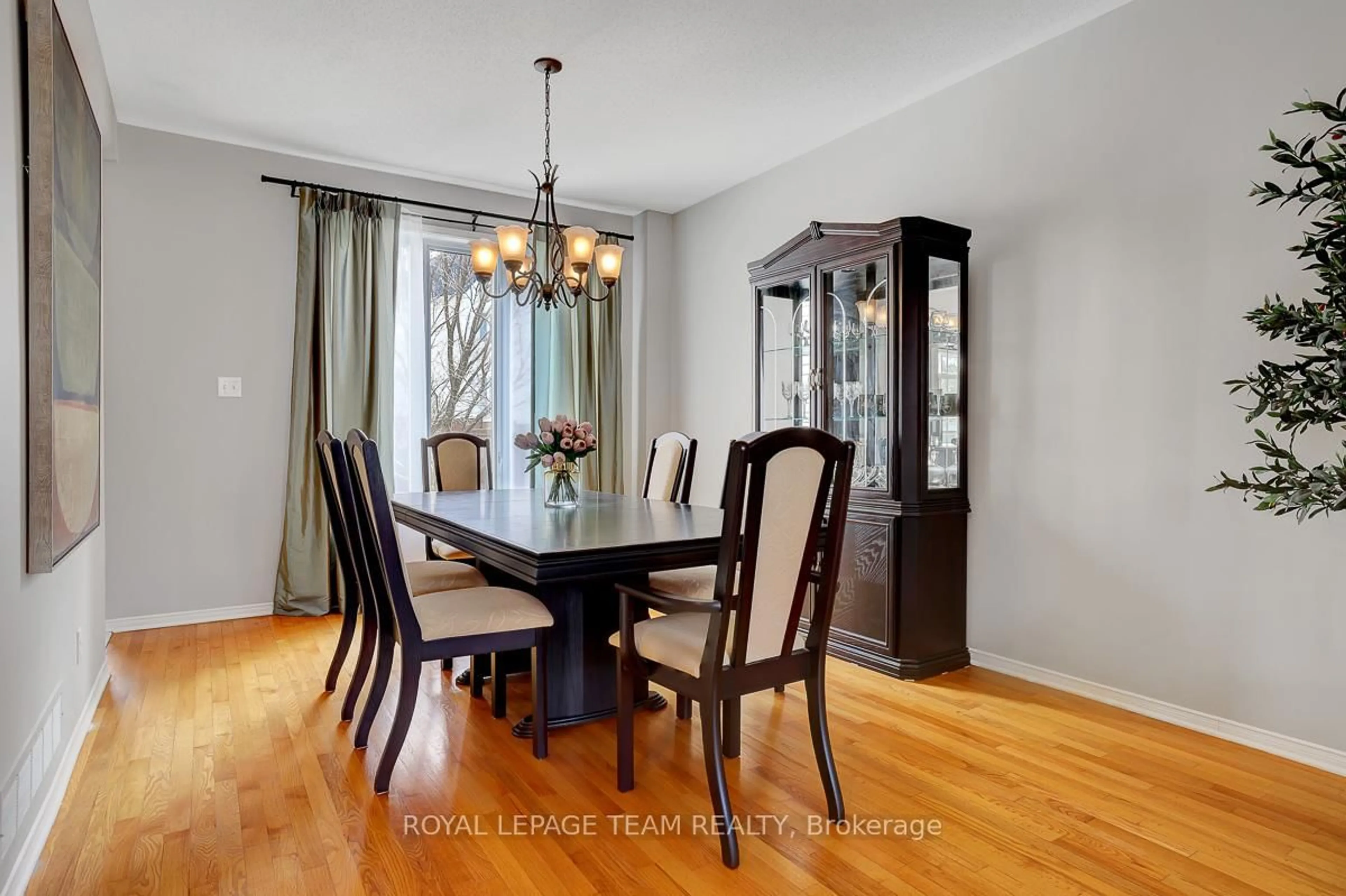 Dining room, wood/laminate floor for 39 Crosspointe Ave, Ottawa Ontario K2G 6N4