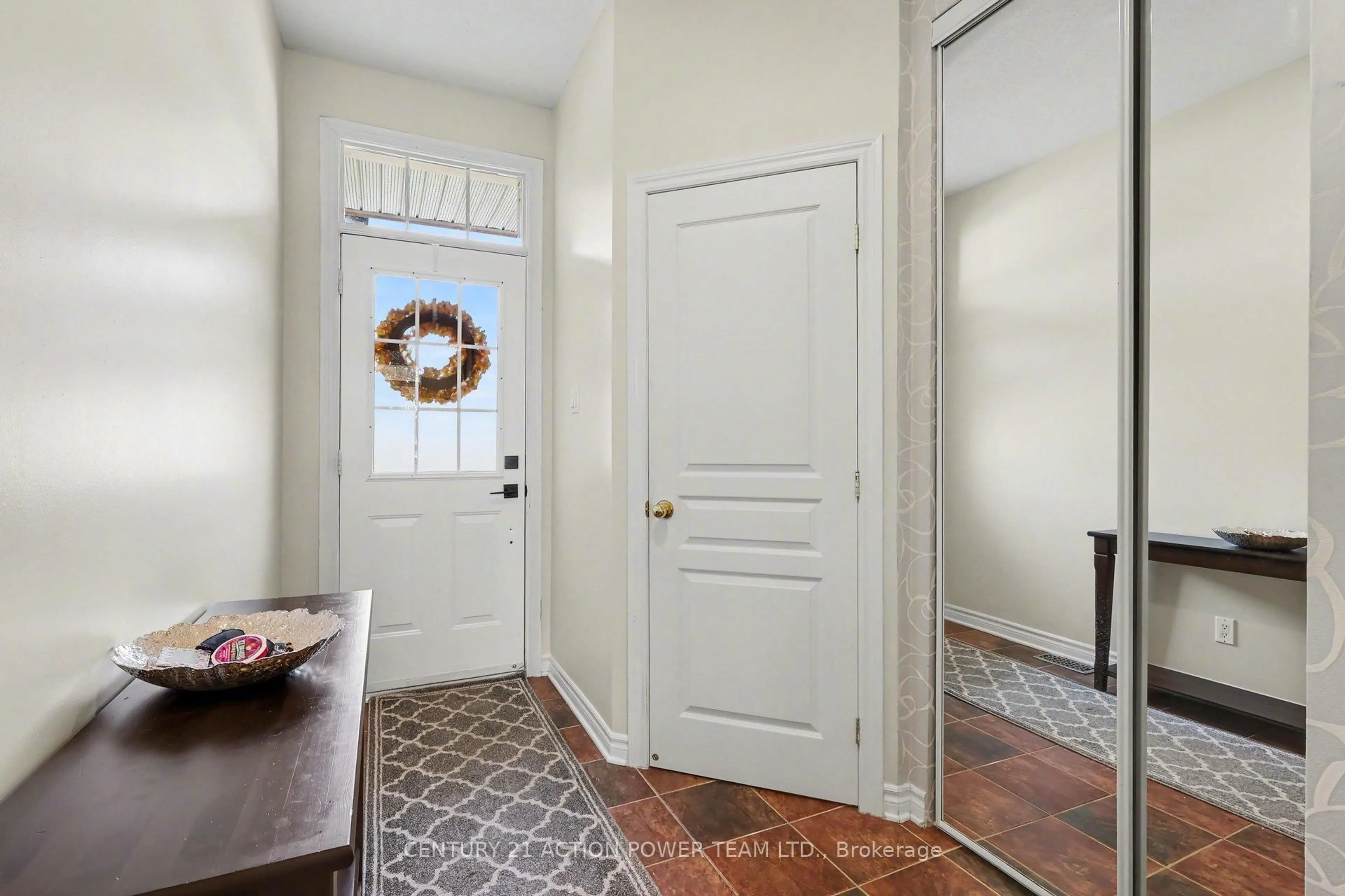 Indoor entryway for 2066 Melette Cres, Ottawa Ontario K4A 4X2