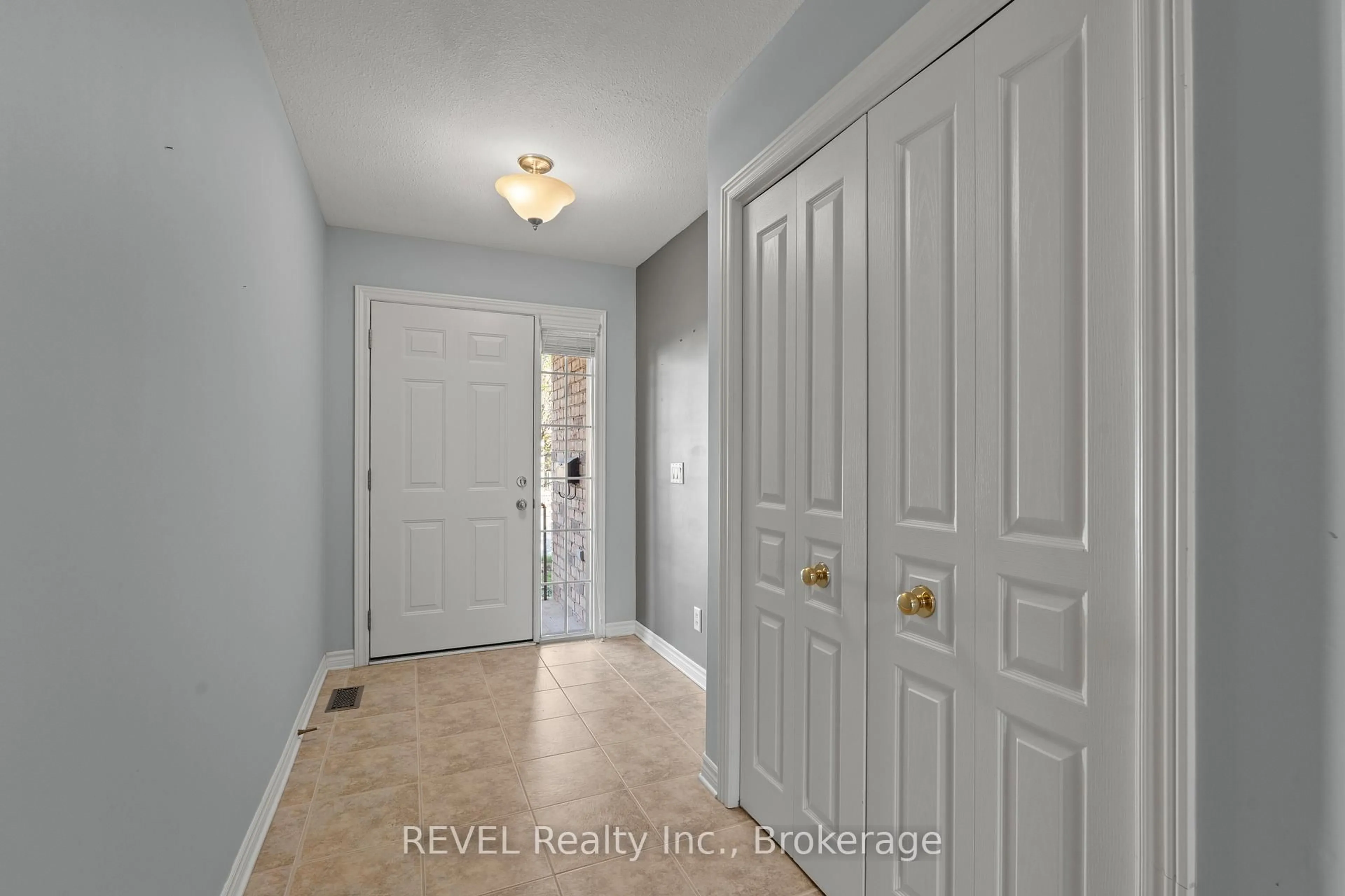 Indoor entryway for 605 WELLAND Ave #3, St. Catharines Ontario L2M 7Z7