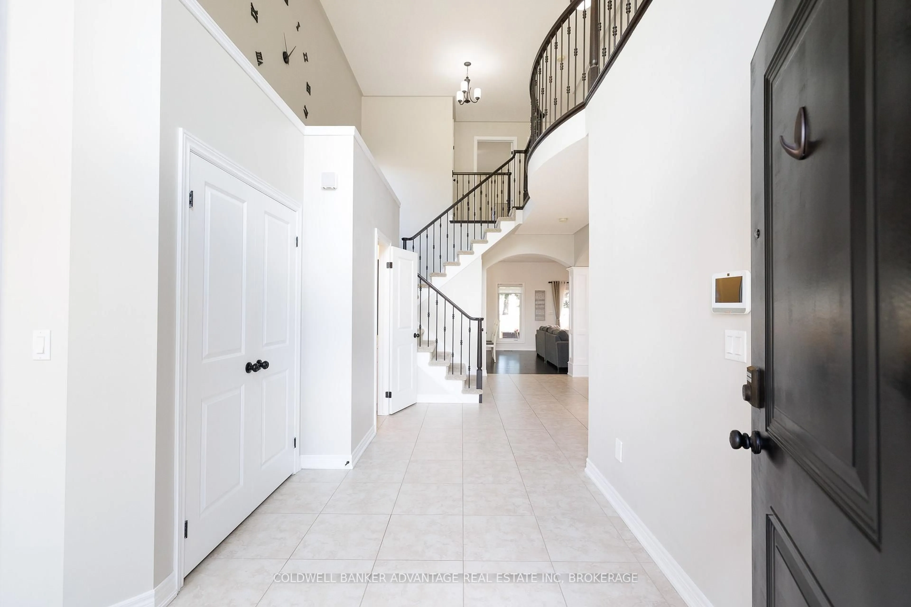 Indoor entryway for 395 Michael Dr, Welland Ontario L3C 0A5