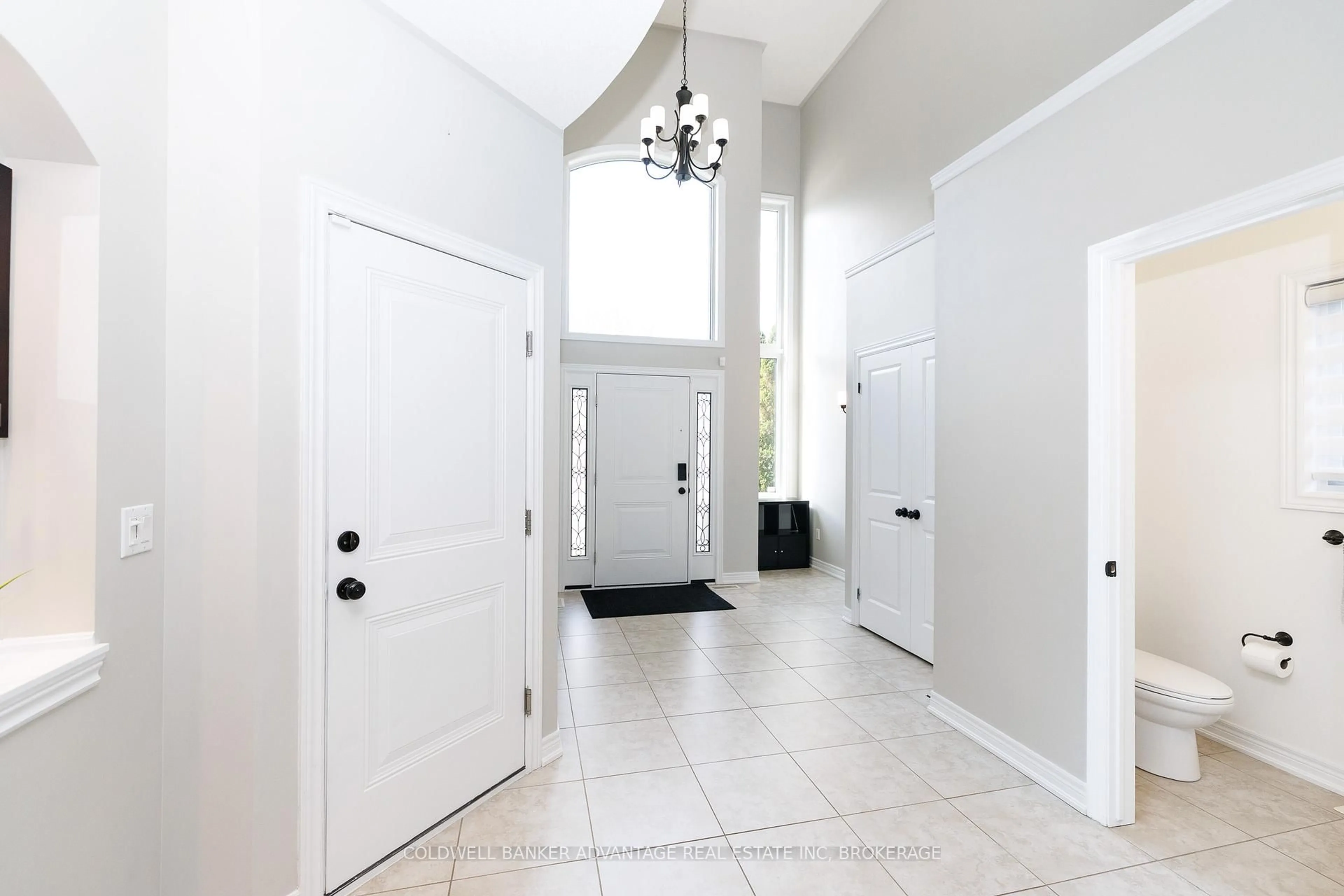 Indoor entryway for 395 Michael Dr, Welland Ontario L3C 0A5