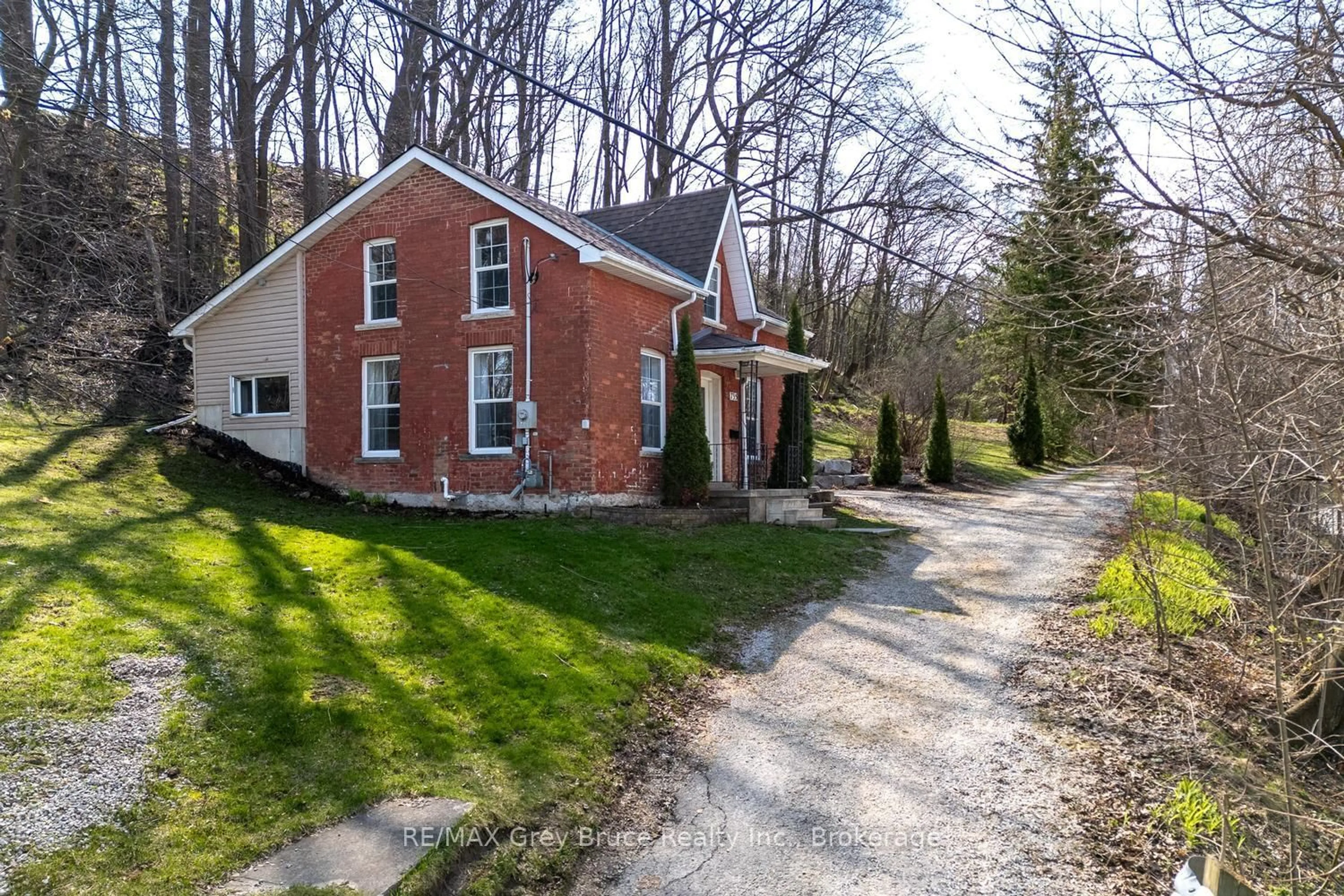 A pic from outside/outdoor area/front of a property/back of a property/a pic from drone, street for 735 5th Ave, Owen Sound Ontario N4K 2R7