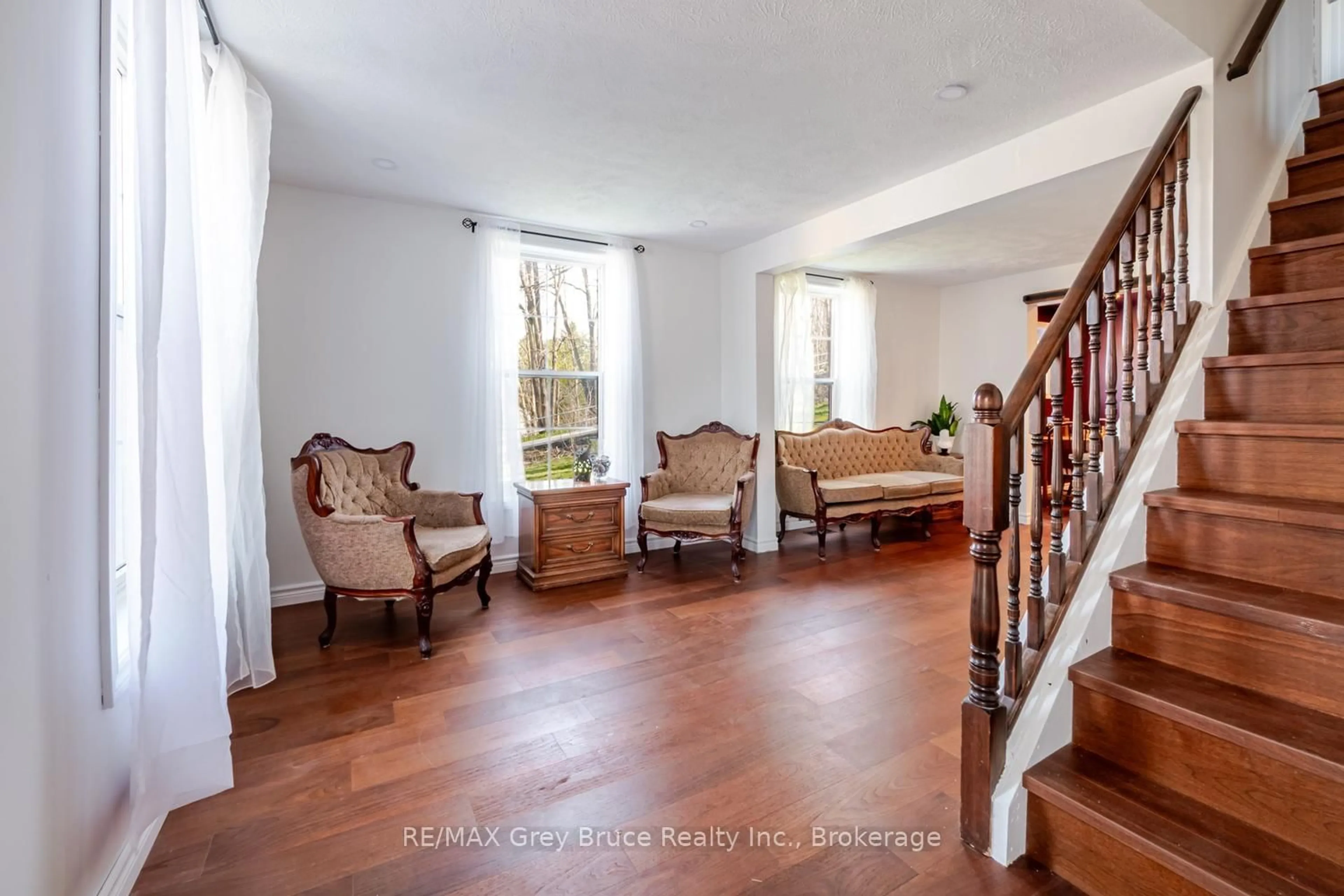 Indoor foyer for 735 5th Ave, Owen Sound Ontario N4K 2R7