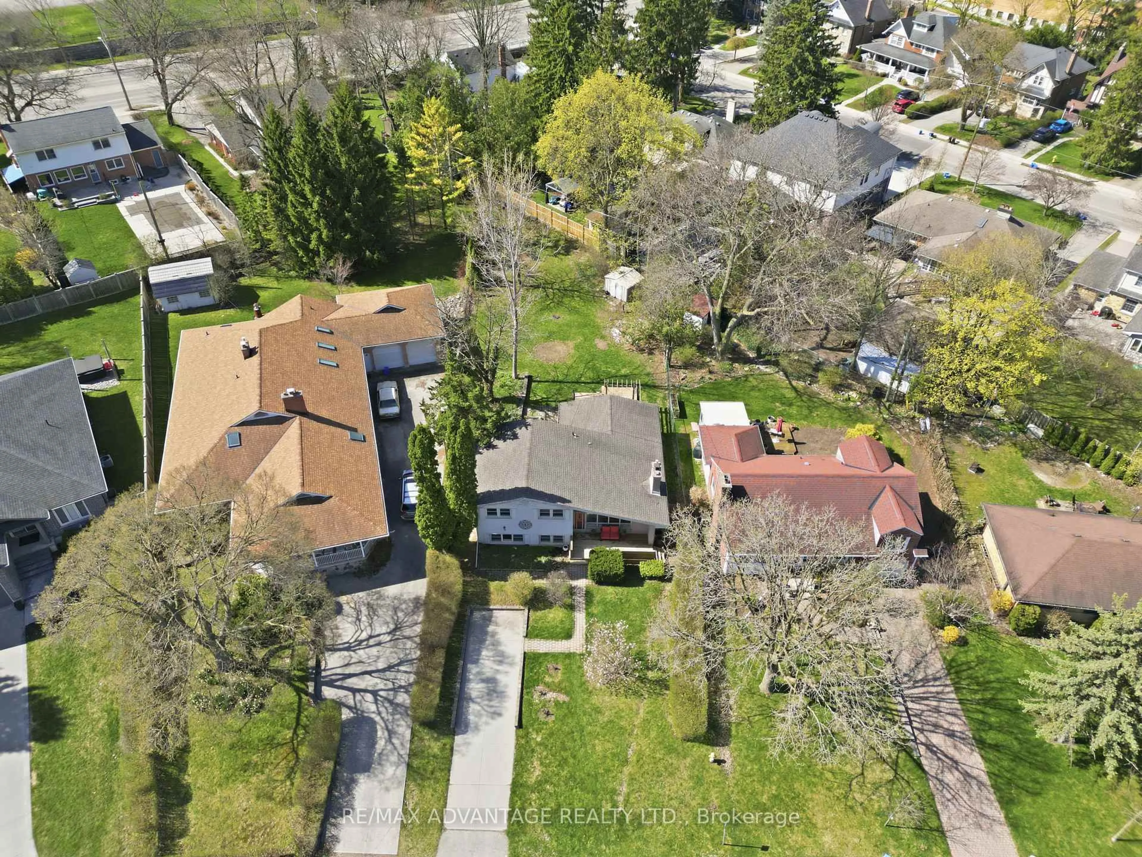A pic from outside/outdoor area/front of a property/back of a property/a pic from drone, street for 5 Mountsfield Dr, London South Ontario N6C 2S3