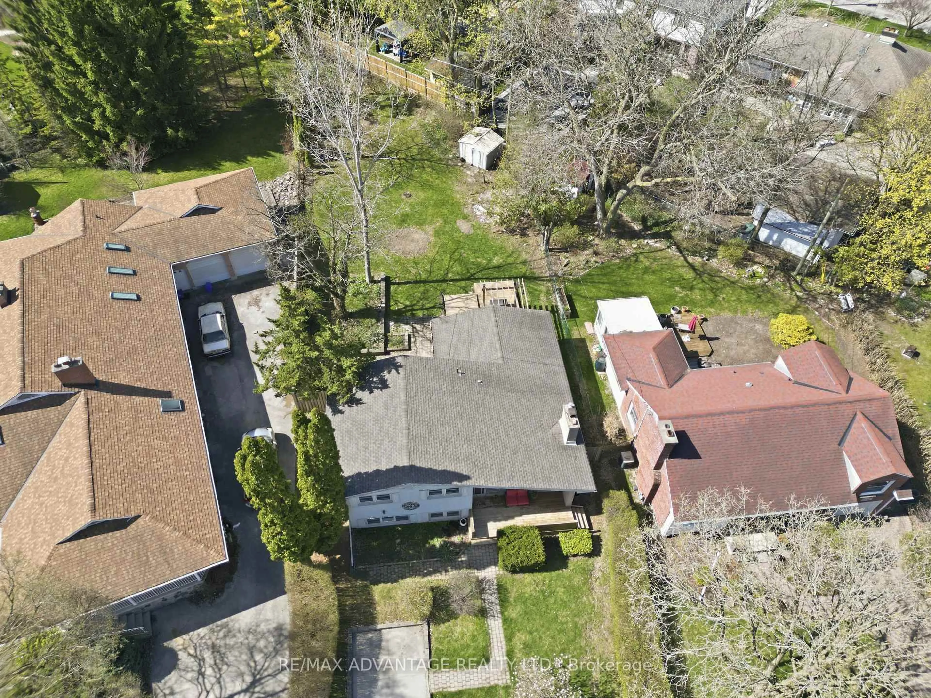 A pic from outside/outdoor area/front of a property/back of a property/a pic from drone, street for 5 Mountsfield Dr, London South Ontario N6C 2S3
