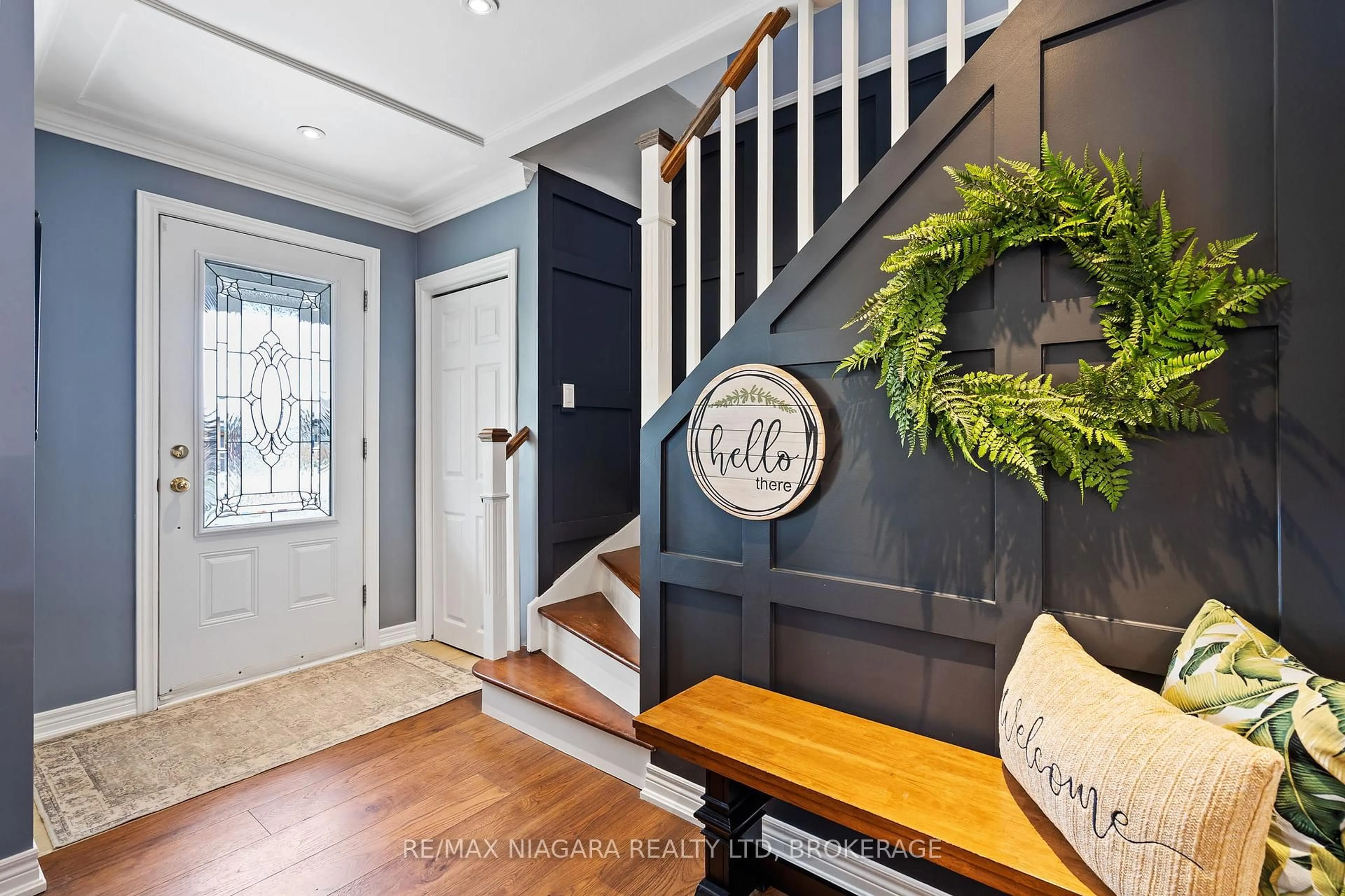 Indoor entryway for 7080 Adams Ave, Niagara Falls Ontario L2G 5G8