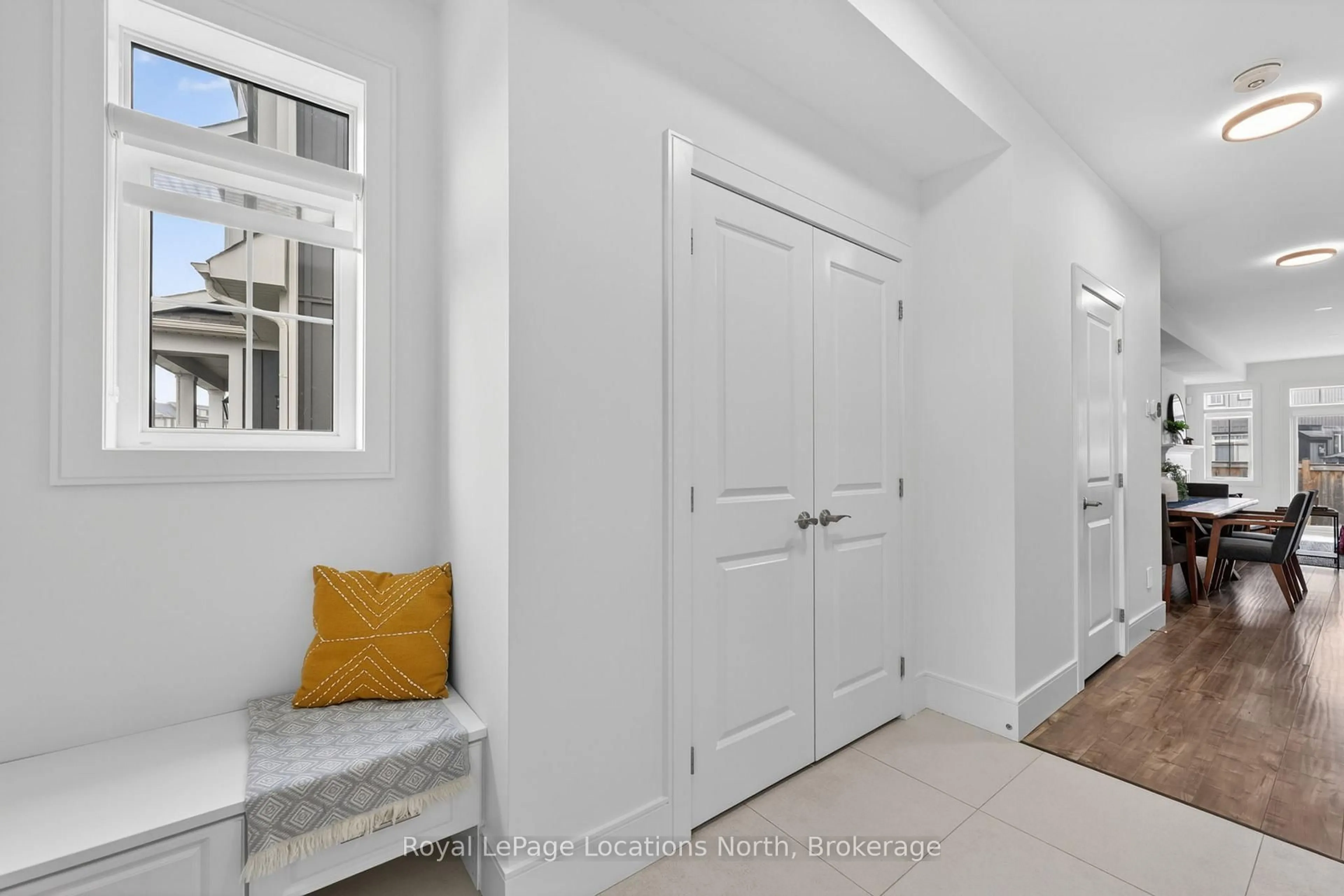 Indoor entryway for 199 Yellow Birch Cres, Blue Mountains Ontario L9Y 0Z3