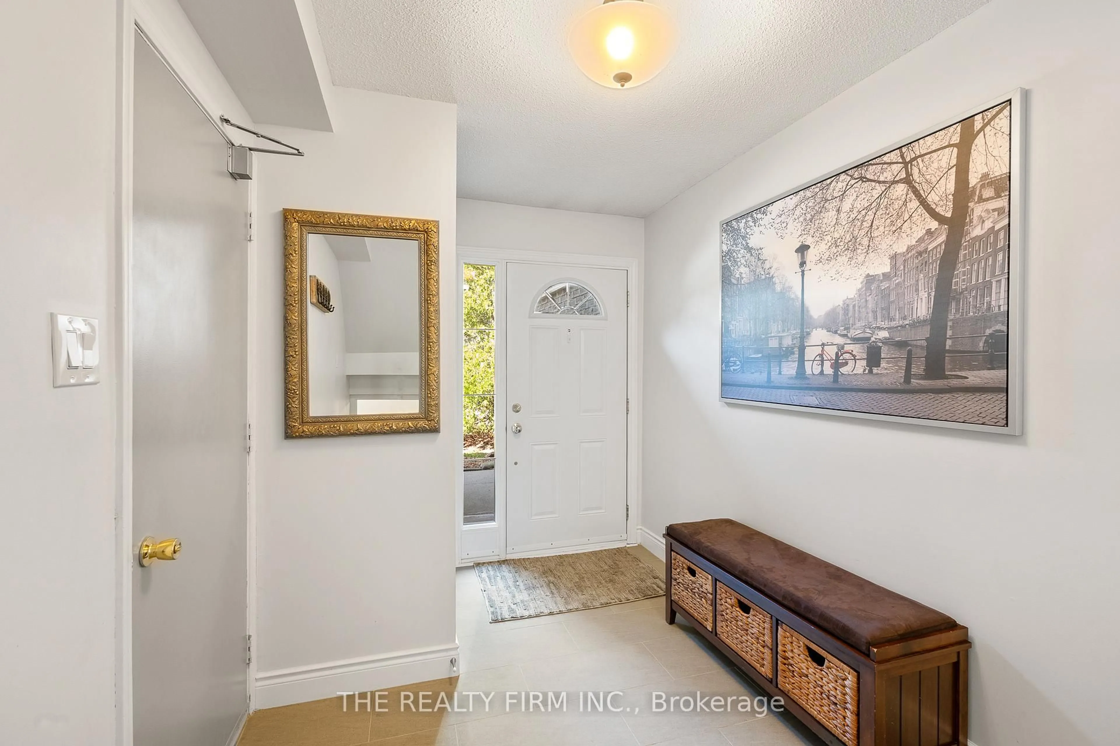 Indoor entryway for 300 Sandringham Cres #60, London South Ontario N6C 5B4