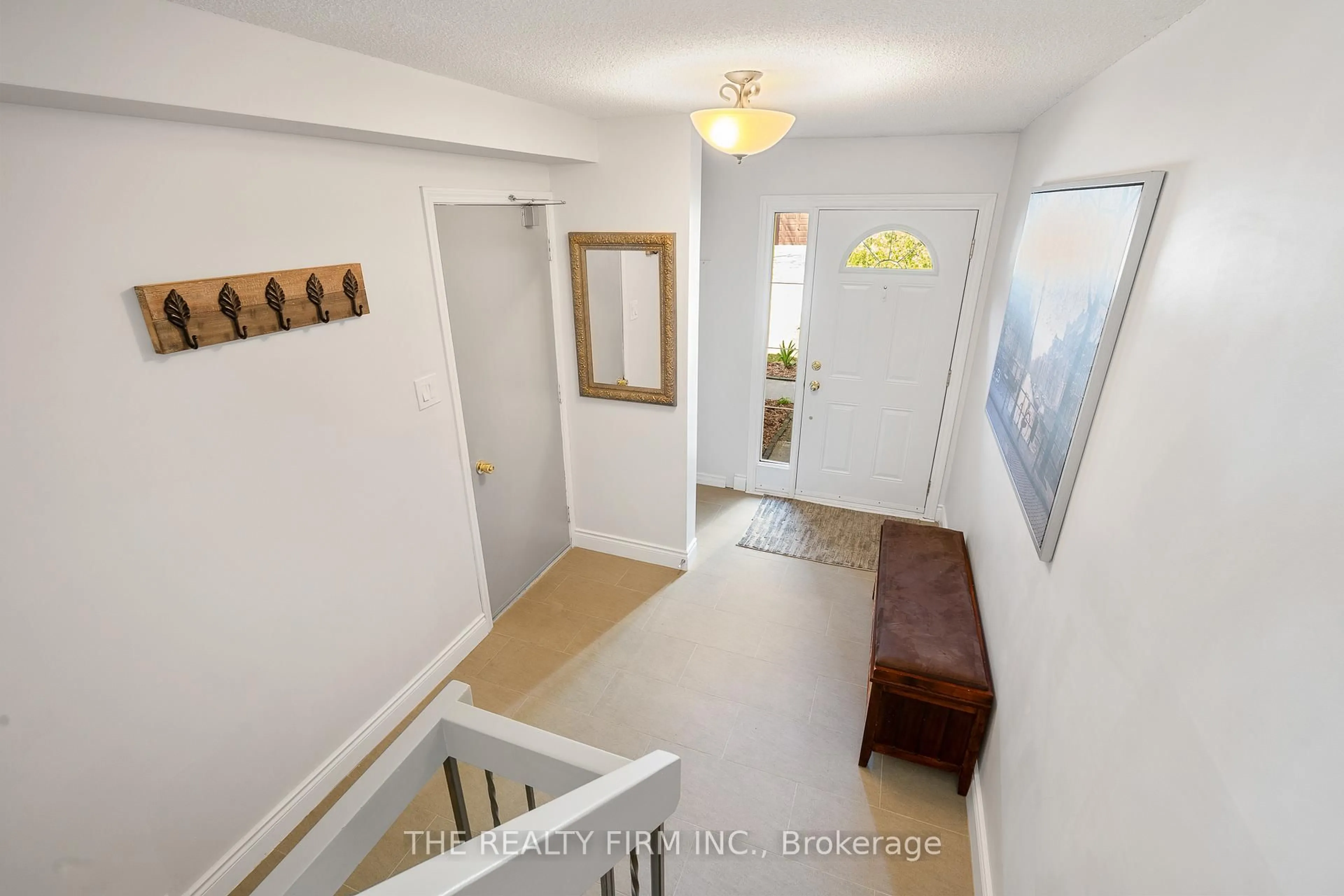 Indoor entryway for 300 Sandringham Cres #60, London South Ontario N6C 5B4