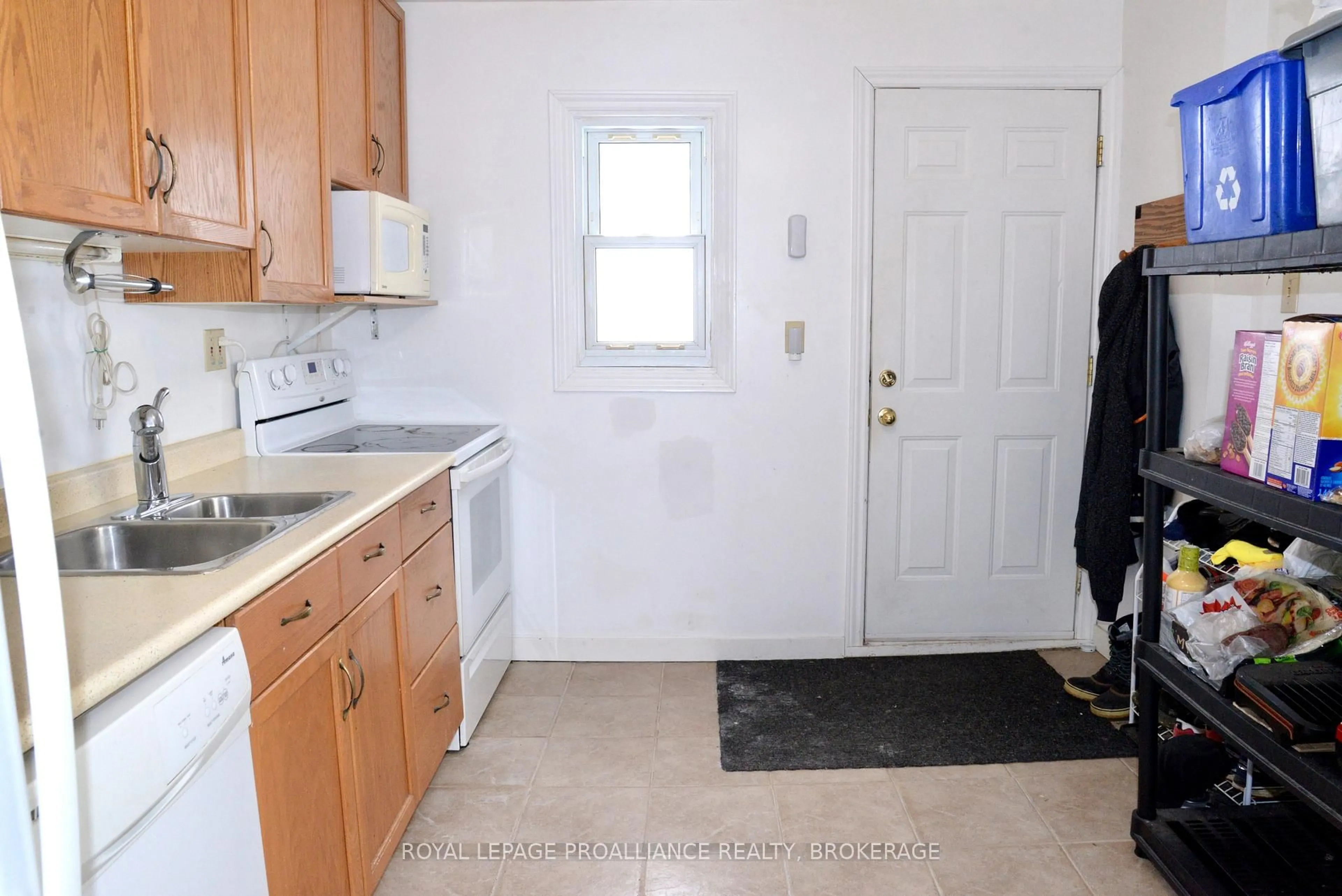 Standard kitchen, ceramic/tile floor for 66 Fergus St, Kingston Ontario K7K 4L2