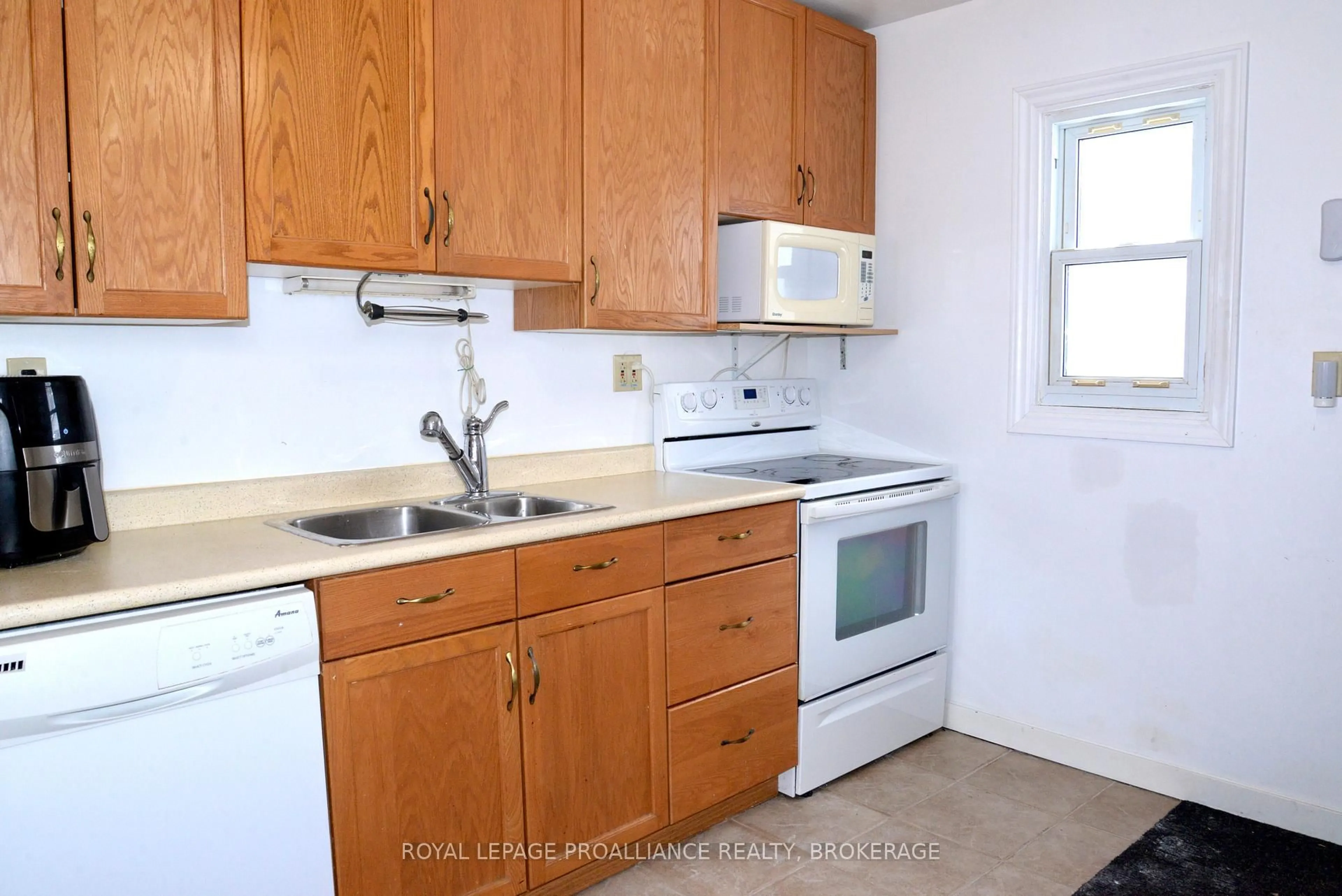 Standard kitchen, unknown for 66 Fergus St, Kingston Ontario K7K 4L2