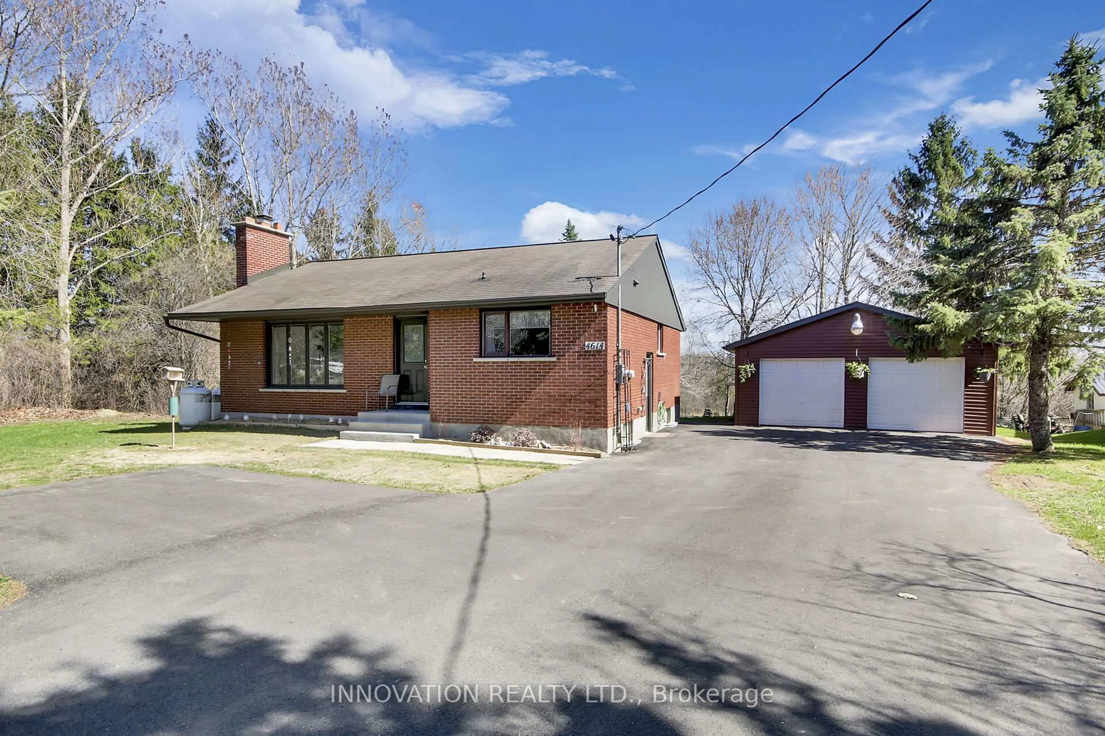 A pic from outside/outdoor area/front of a property/back of a property/a pic from drone, street for 4614 Donnelly Dr, Merrickville Ontario K0G 1N0