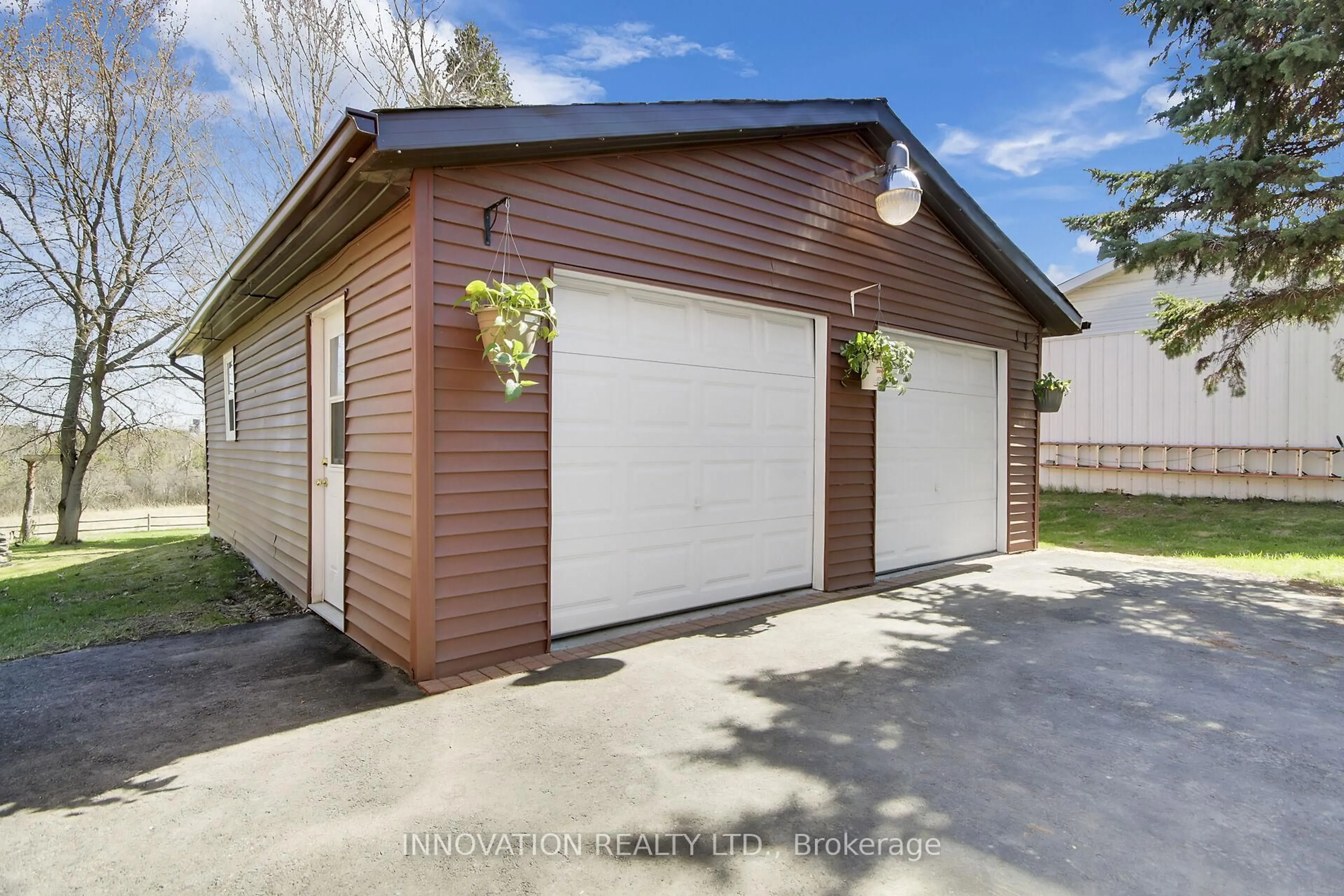 Indoor garage for 4614 Donnelly Dr, Merrickville Ontario K0G 1N0