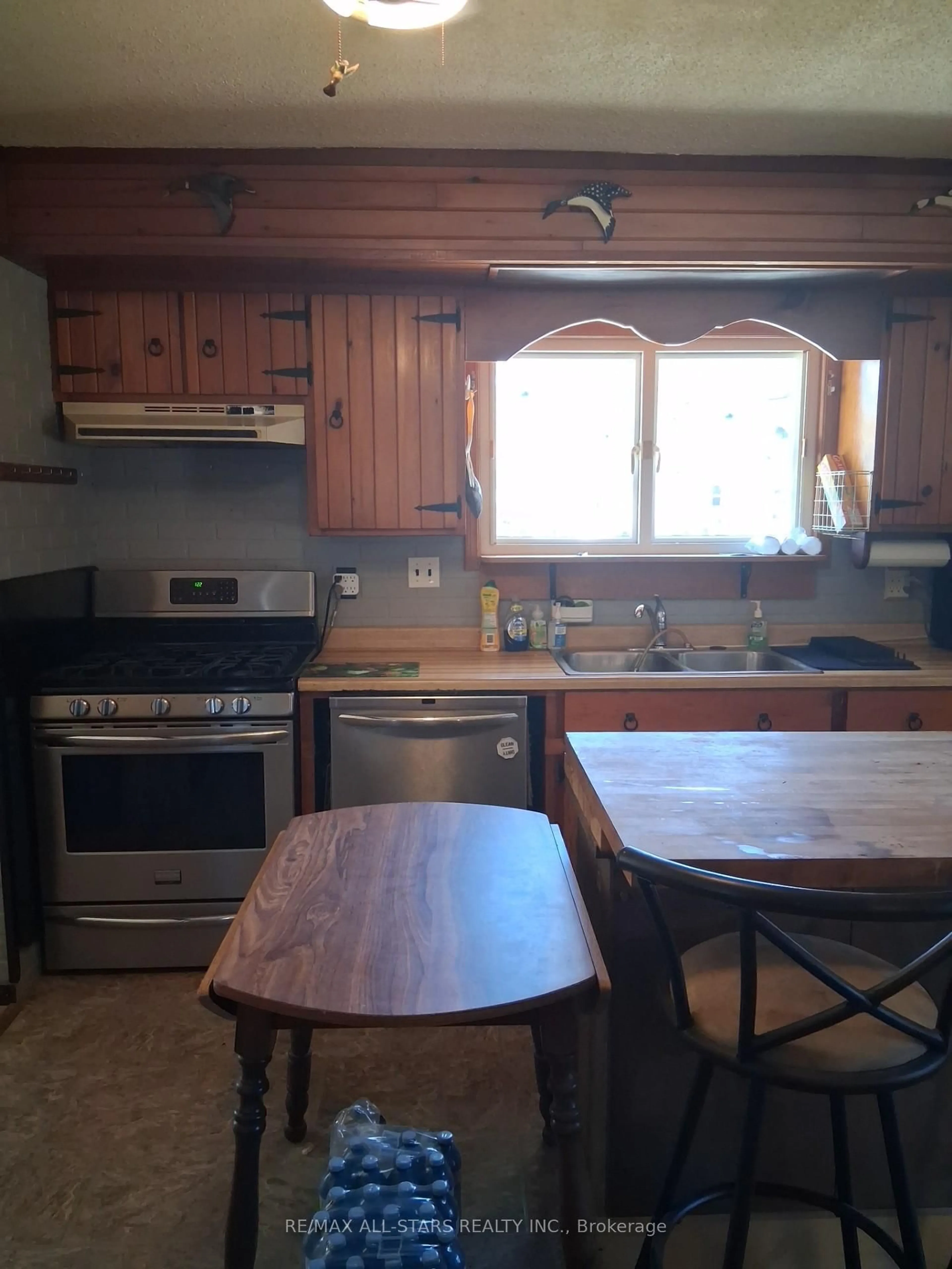 Standard kitchen, wood/laminate floor for 146 Lorimer Lake Rd, McDougall Ontario P2A 2W7
