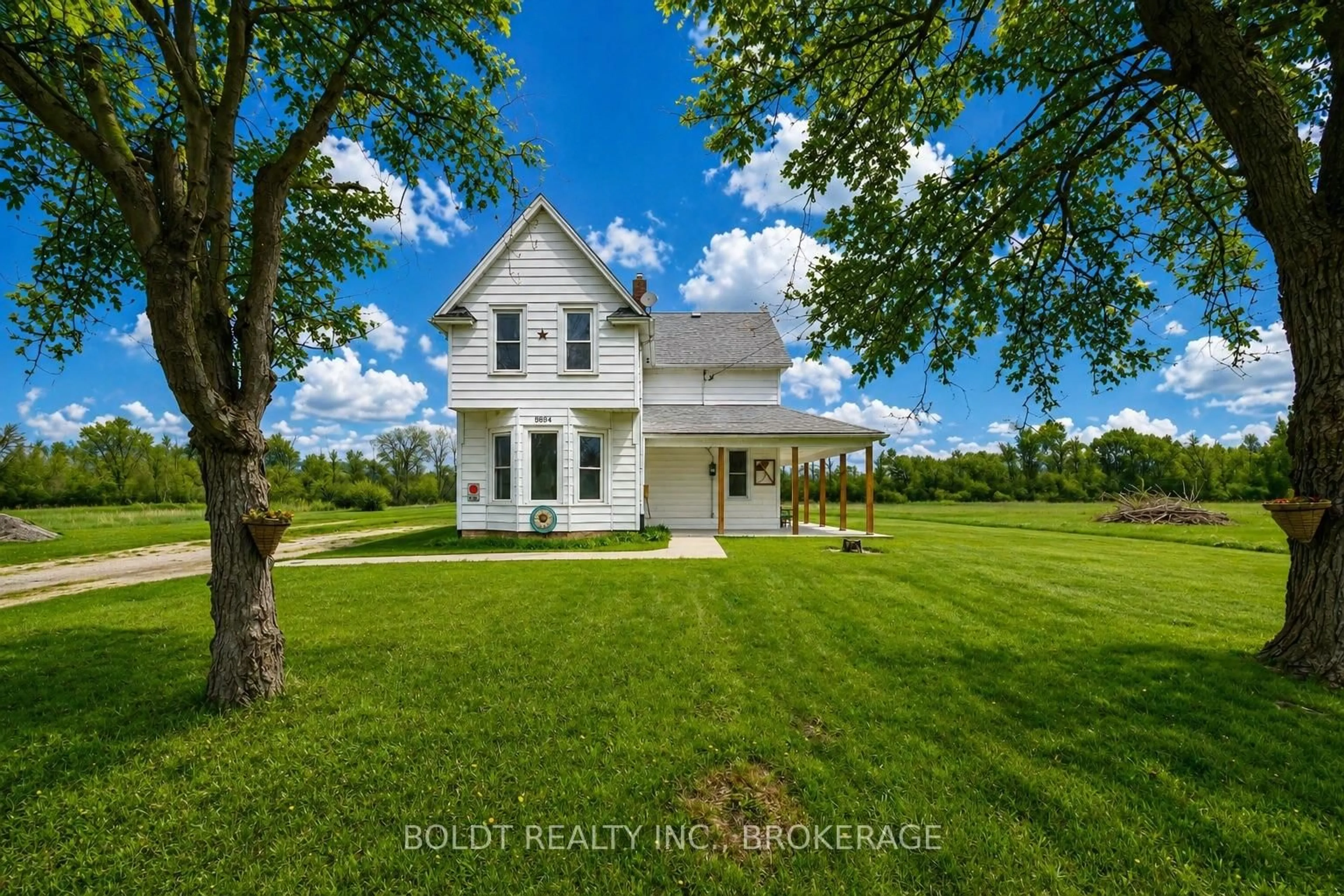 A pic from outside/outdoor area/front of a property/back of a property/a pic from drone, building for 9694 Willoughby Dr, Niagara Falls Ontario L2G 0X1