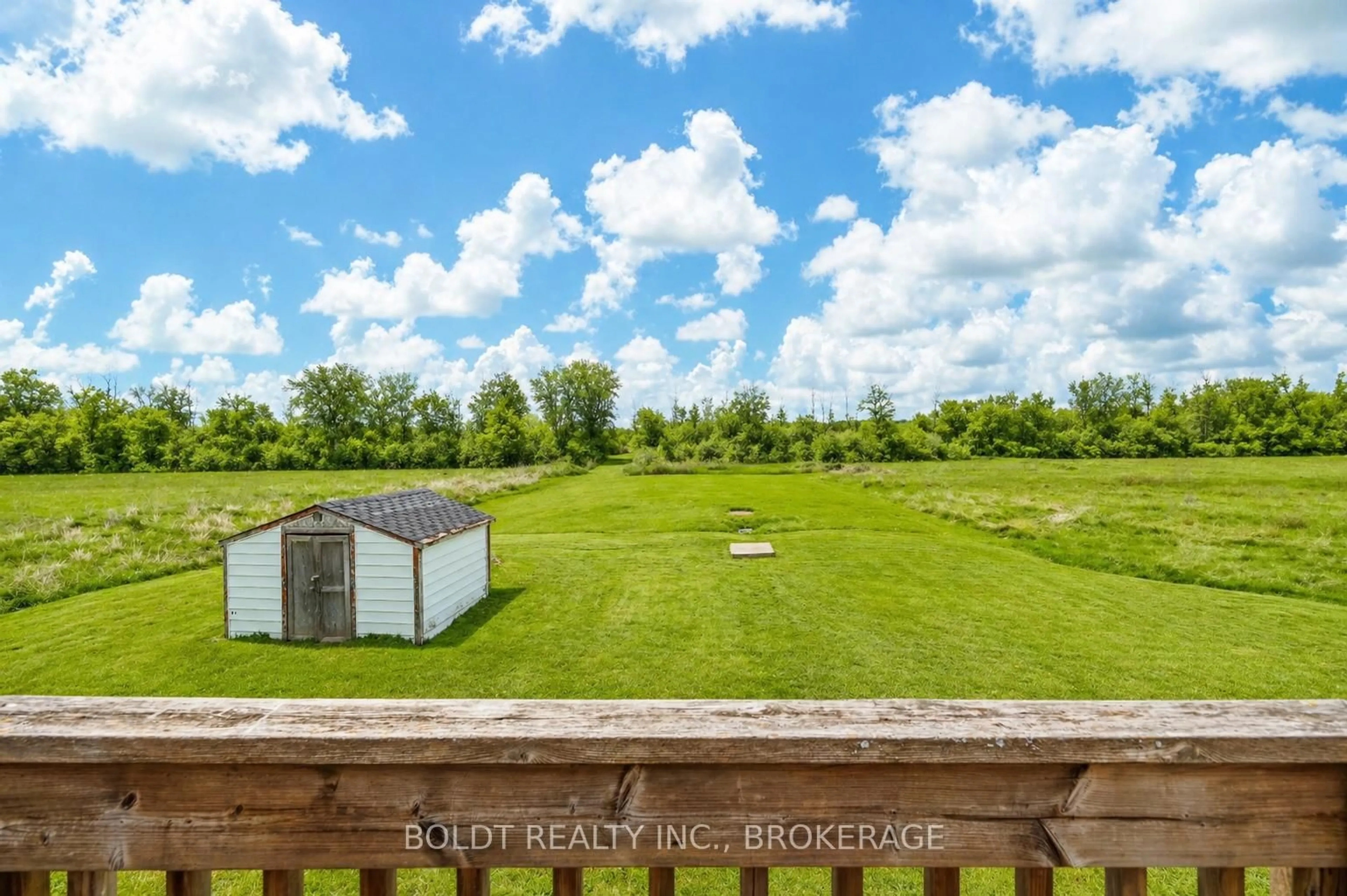 A pic from outside/outdoor area/front of a property/back of a property/a pic from drone, water/lake/river/ocean view for 9694 Willoughby Dr, Niagara Falls Ontario L2G 0X1