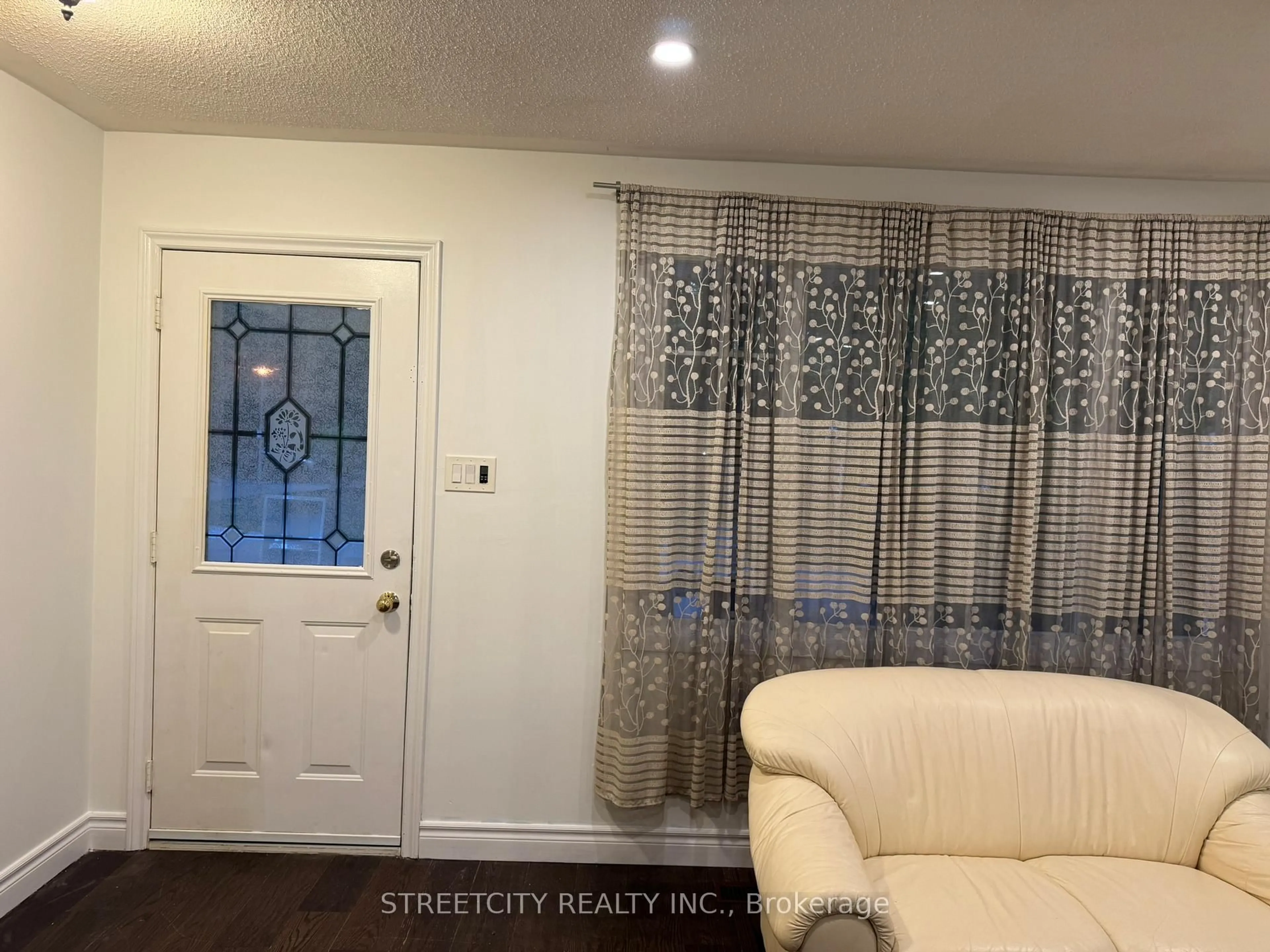 A pic of a room for 102 Paperbirch Cres, London North Ontario N6G 1L7