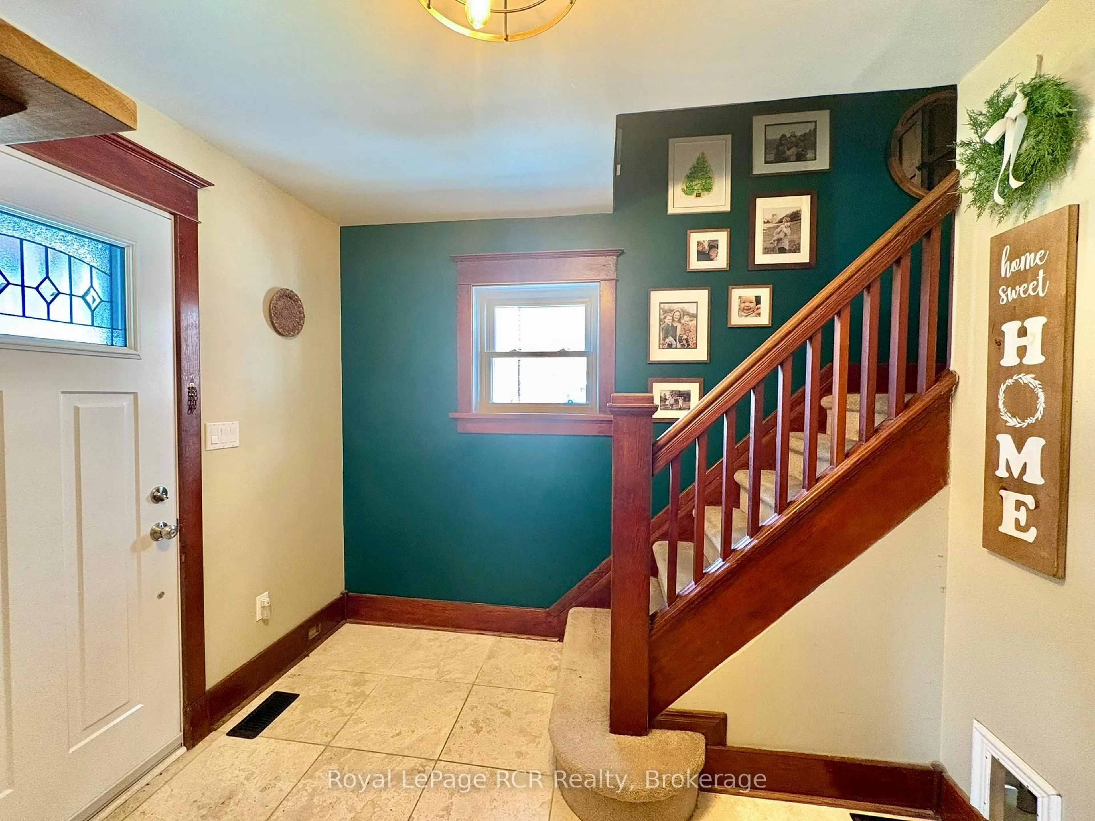 Indoor entryway for 434 13th A St, Owen Sound Ontario N4K 3X2