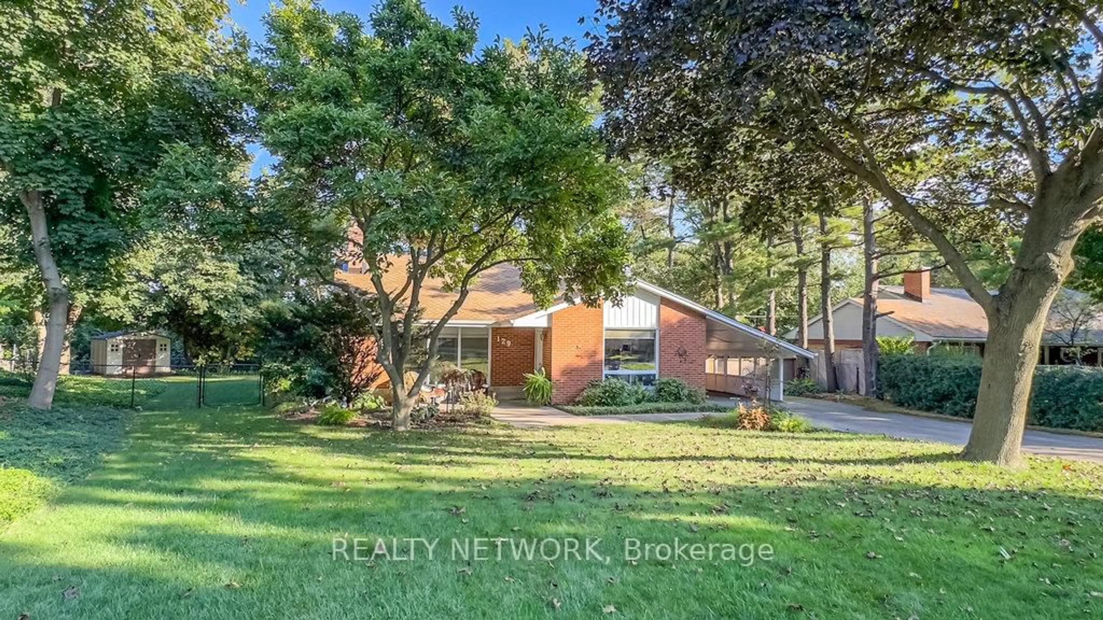 A pic from outside/outdoor area/front of a property/back of a property/a pic from drone, street for 129 Oneida Blvd, Hamilton Ontario L9G 3C7