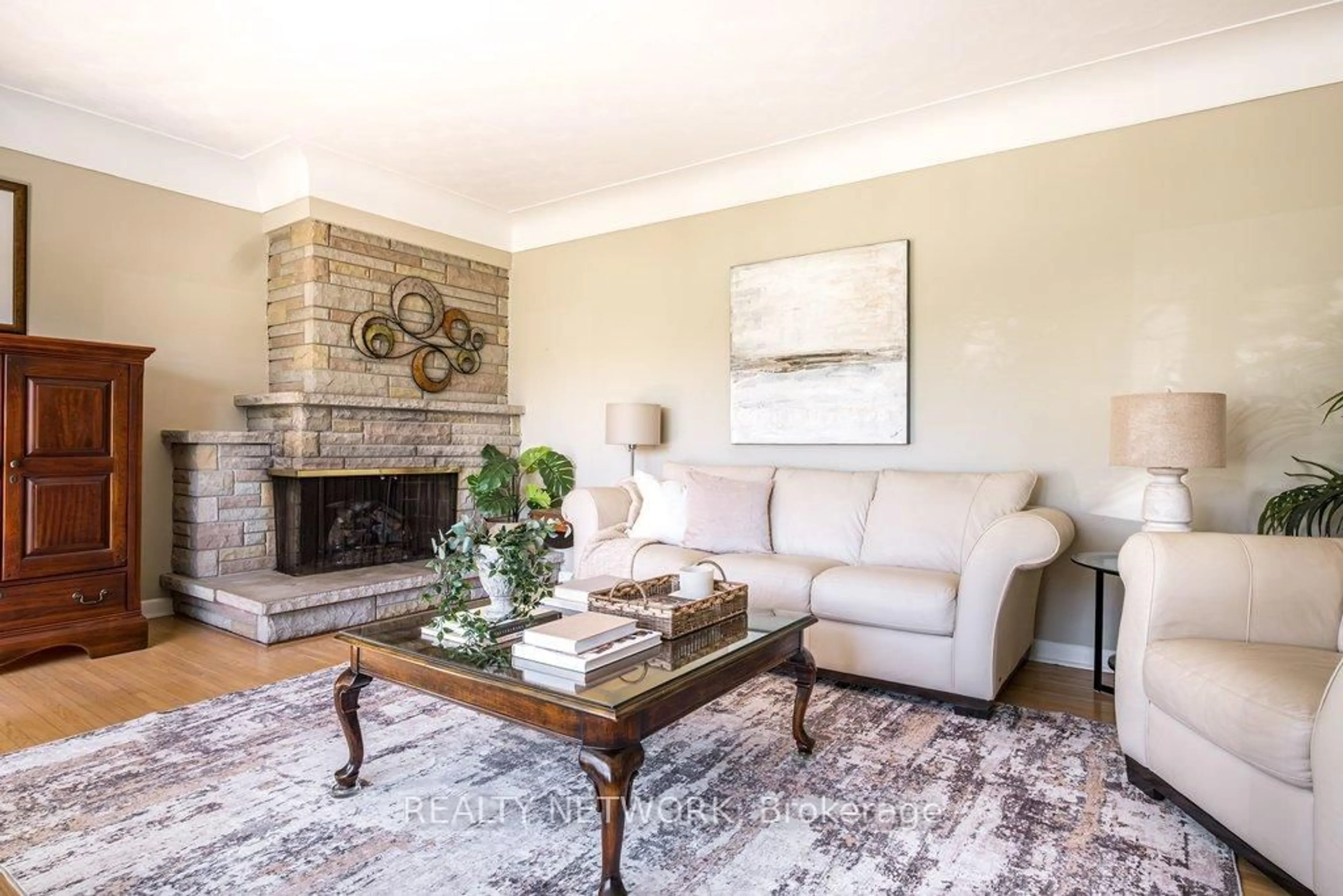 Living room with furniture, unknown for 129 Oneida Blvd, Hamilton Ontario L9G 3C7