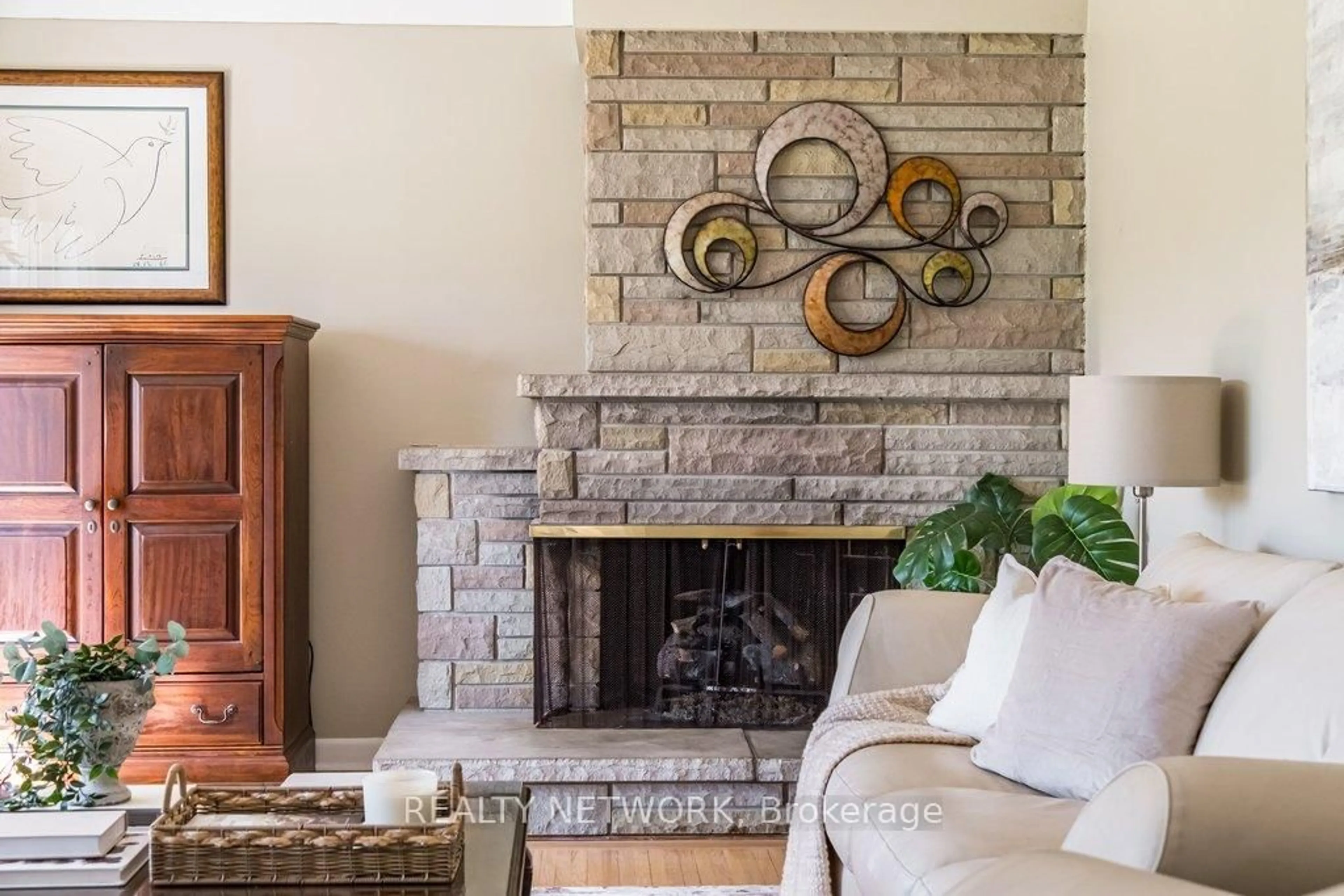 Living room with furniture, ceramic/tile floor for 129 Oneida Blvd, Hamilton Ontario L9G 3C7