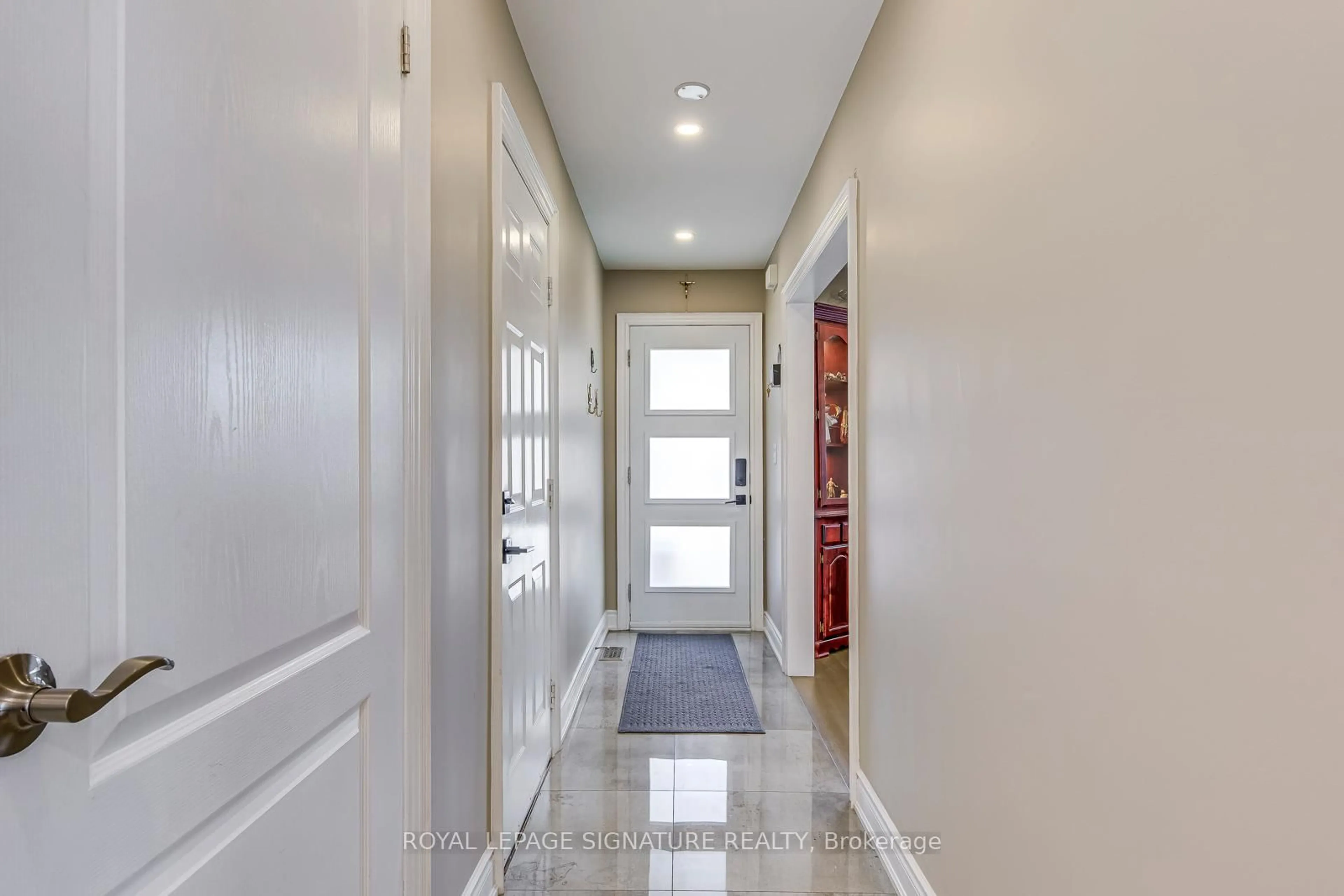 Indoor foyer for 50 Ironwood Cres, Hamilton Ontario L8W 3B8