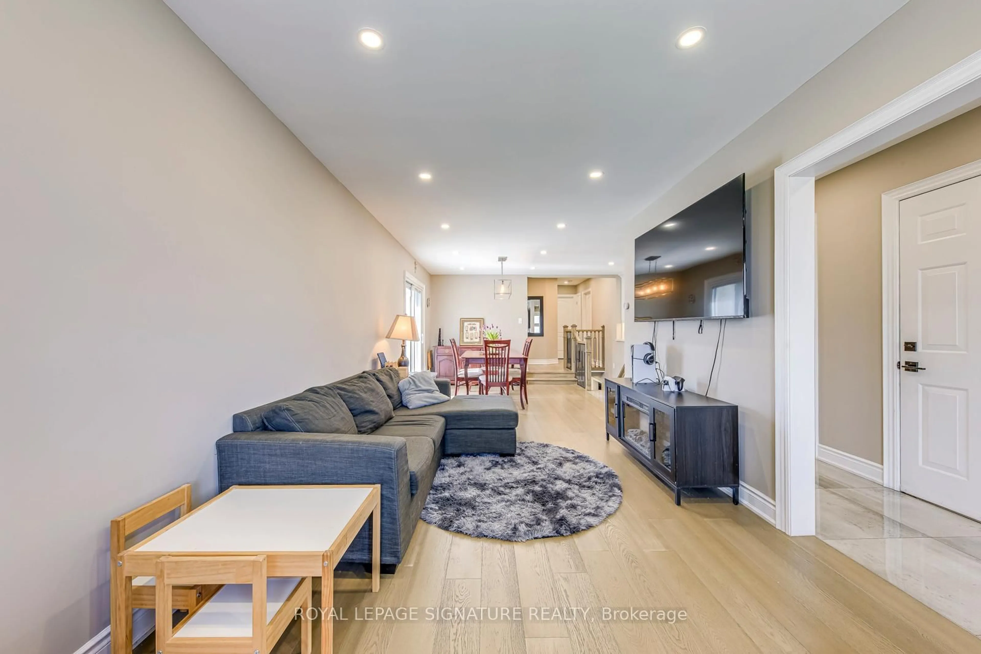 Living room with furniture, unknown for 50 Ironwood Cres, Hamilton Ontario L8W 3B8