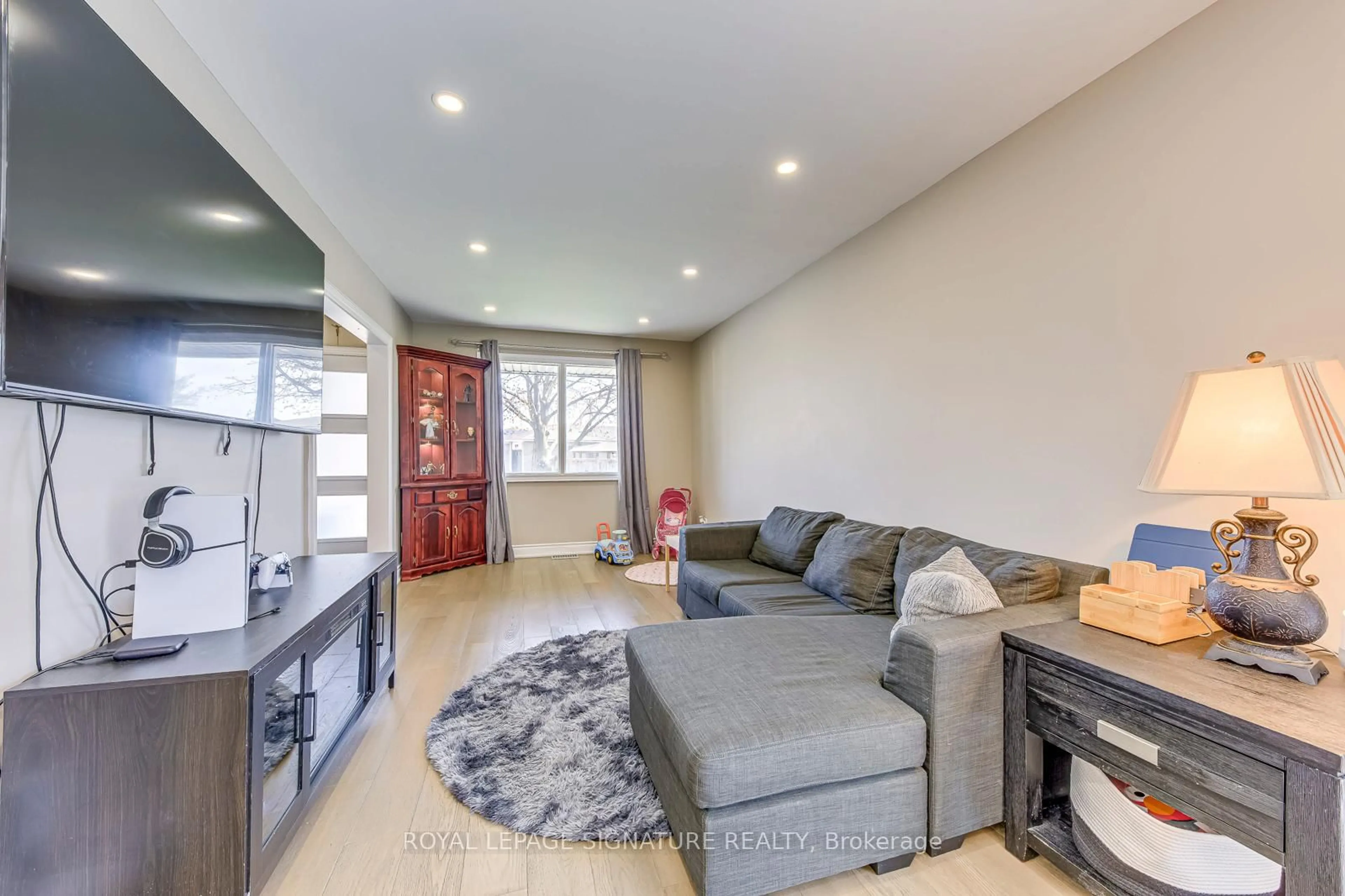 Living room with furniture, unknown for 50 Ironwood Cres, Hamilton Ontario L8W 3B8