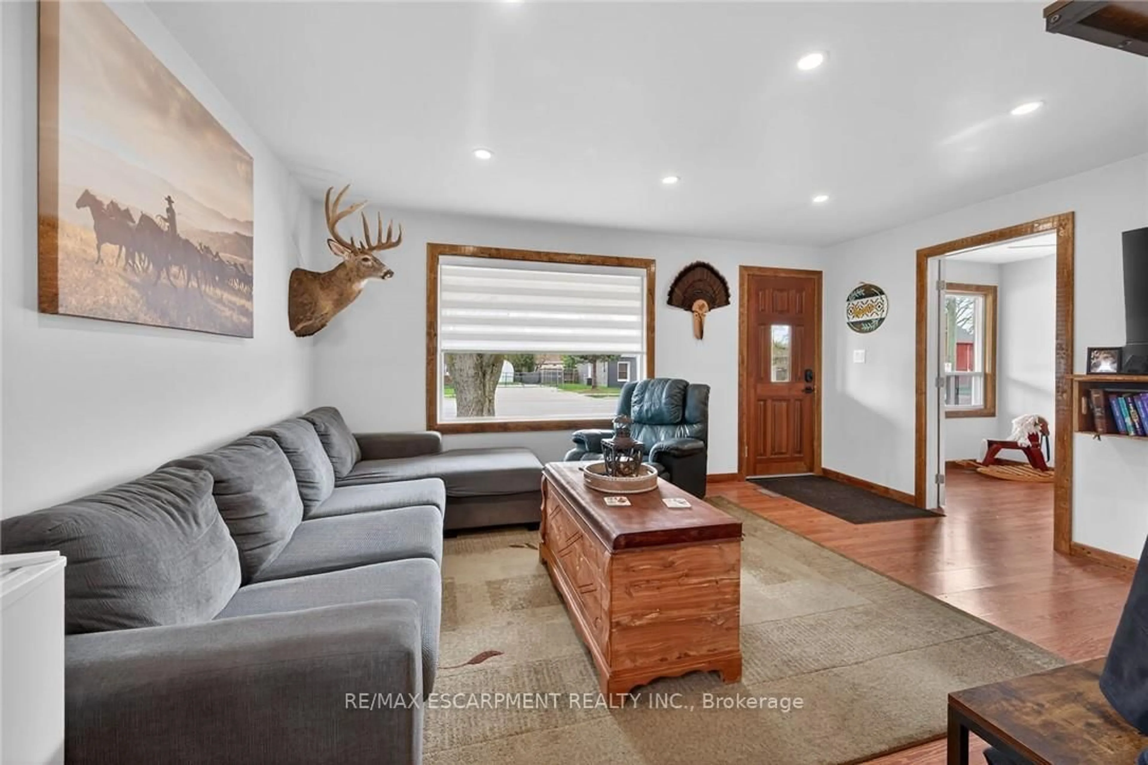 Living room with furniture, unknown for 184 Elgin St, Brantford Ontario N3S 5A6