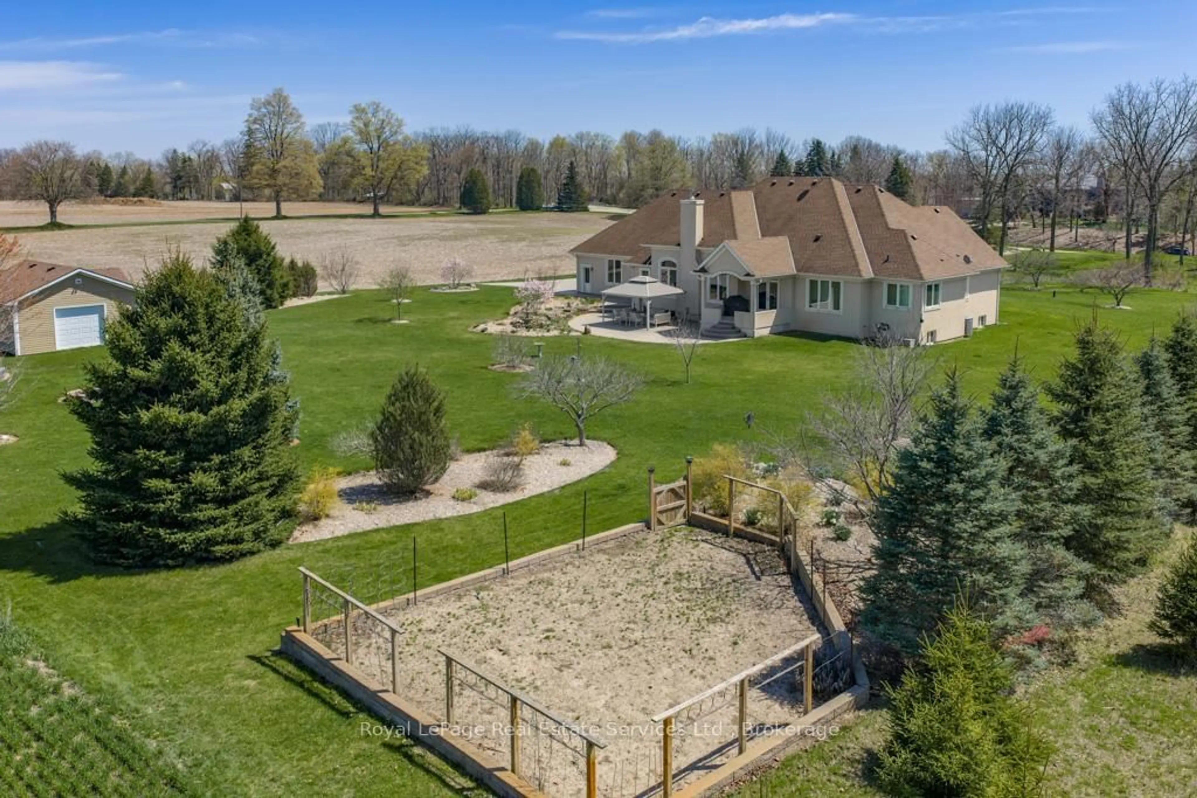 A pic from outside/outdoor area/front of a property/back of a property/a pic from drone, unknown for 365 Robinson Rd, Brant Ontario N3T 0L7