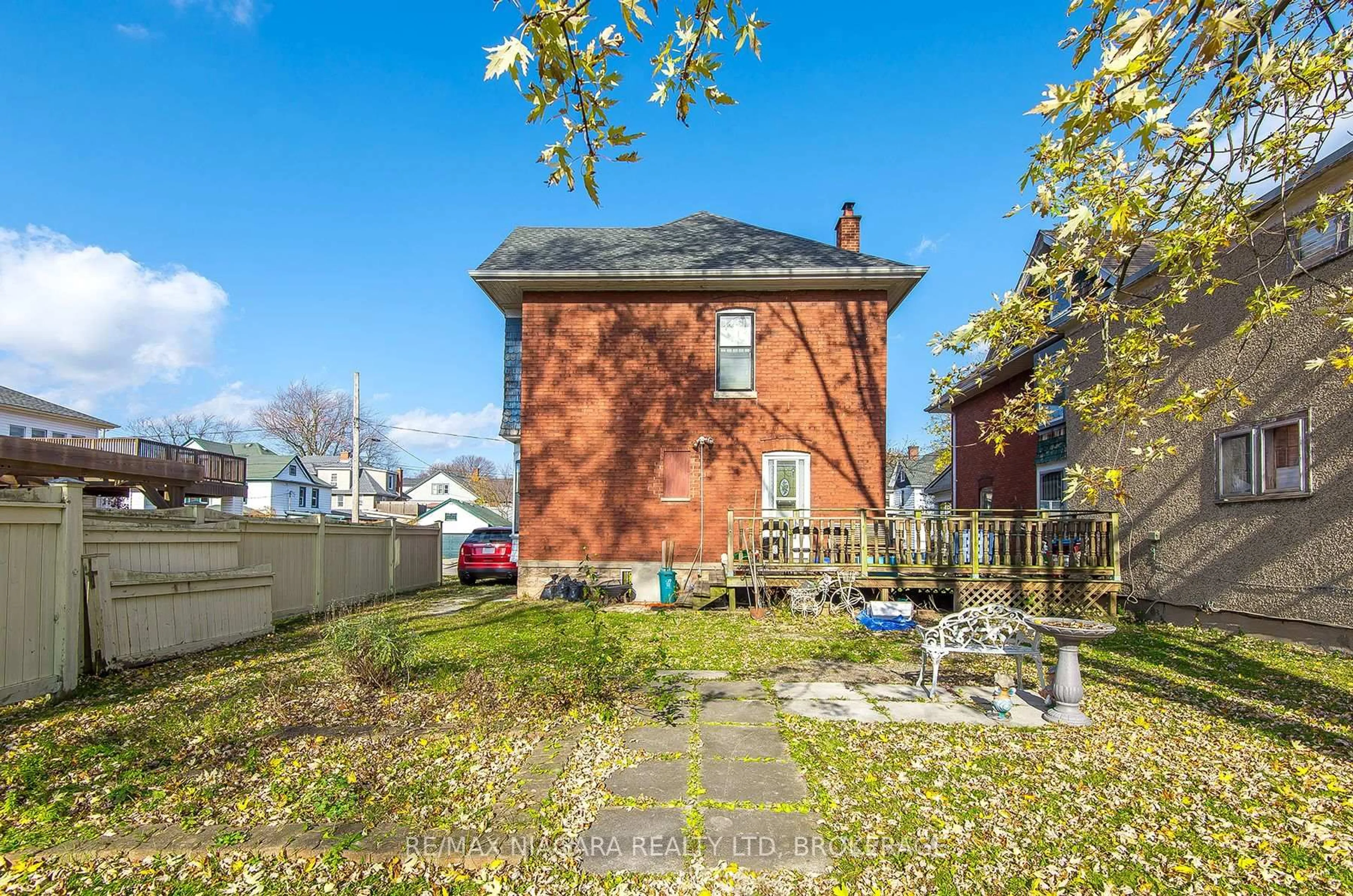 Patio, street for 135 Young St, Welland Ontario L3B 4C7