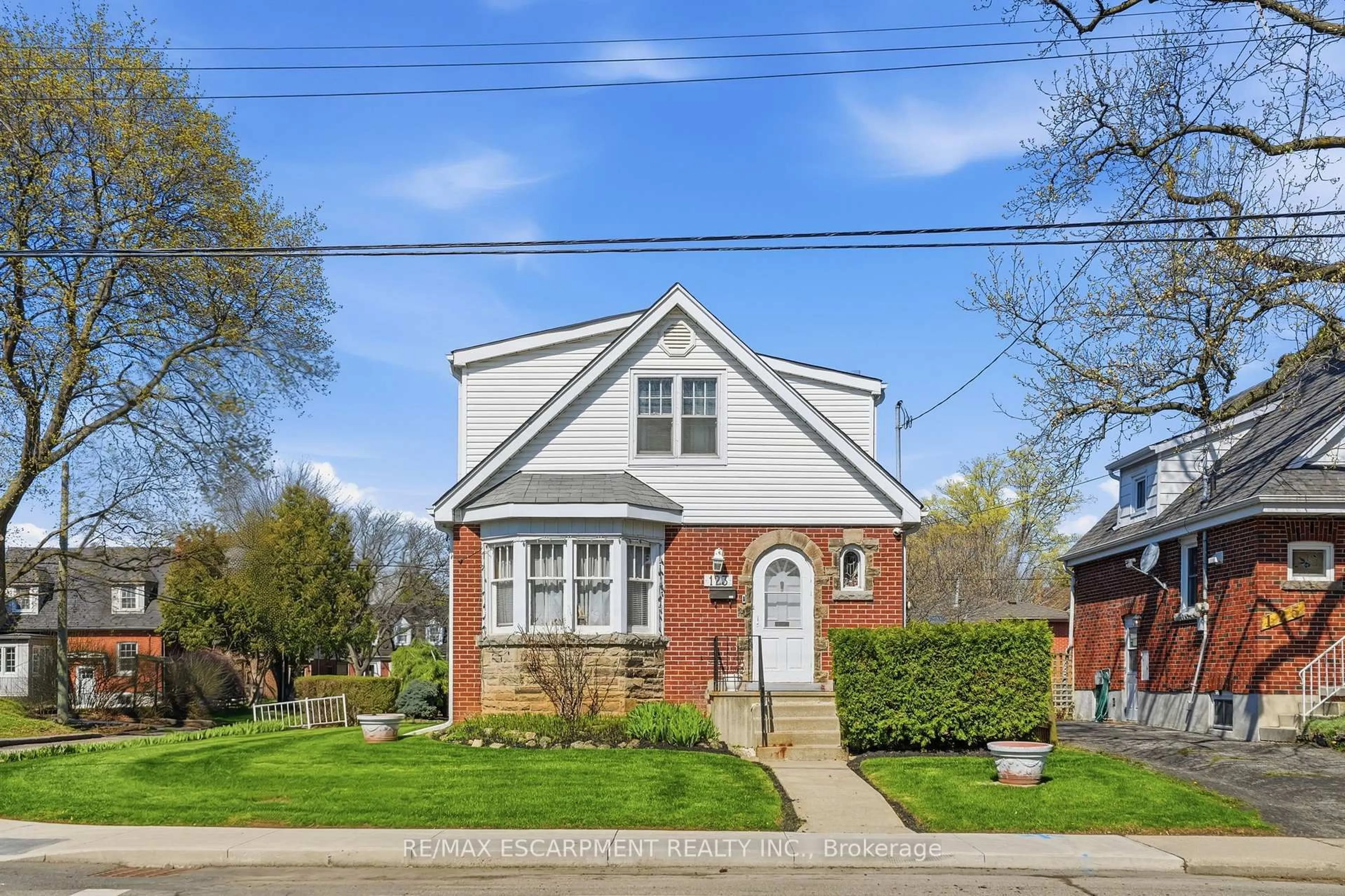 Home with brick exterior material, street for 123 LONGWOOD Rd, Hamilton Ontario L8S 3V8