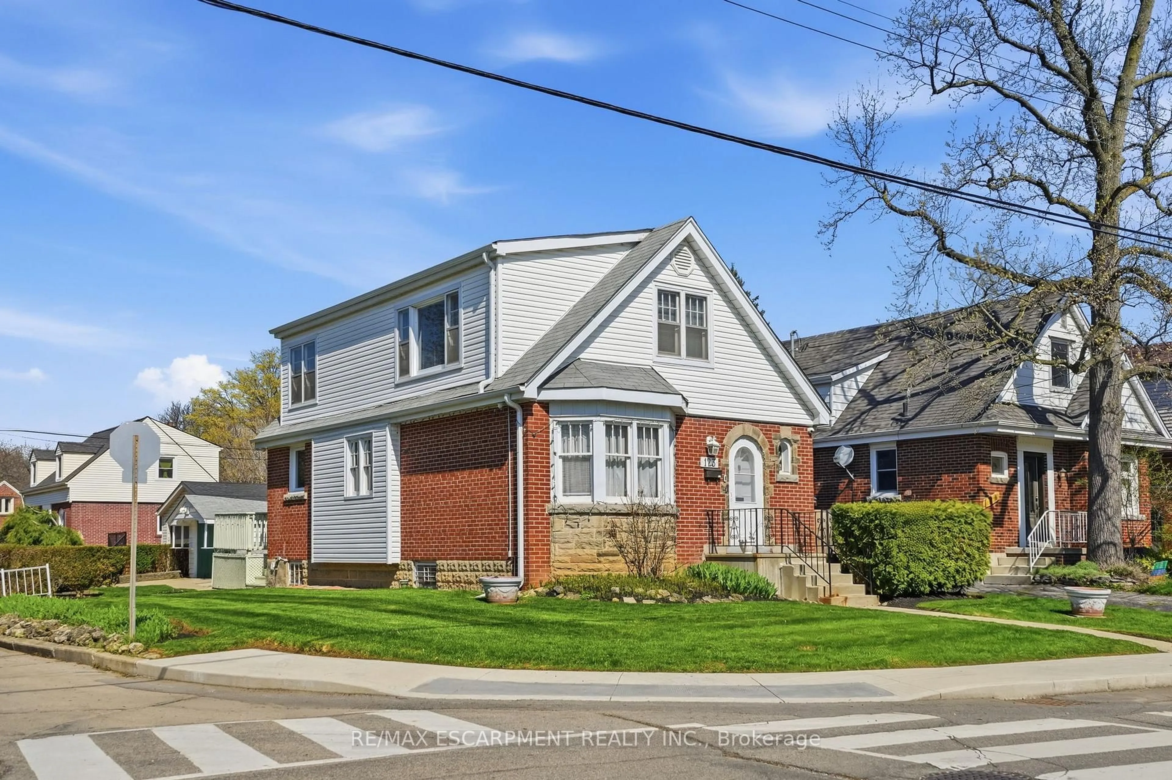 Home with brick exterior material, street for 123 LONGWOOD Rd, Hamilton Ontario L8S 3V8