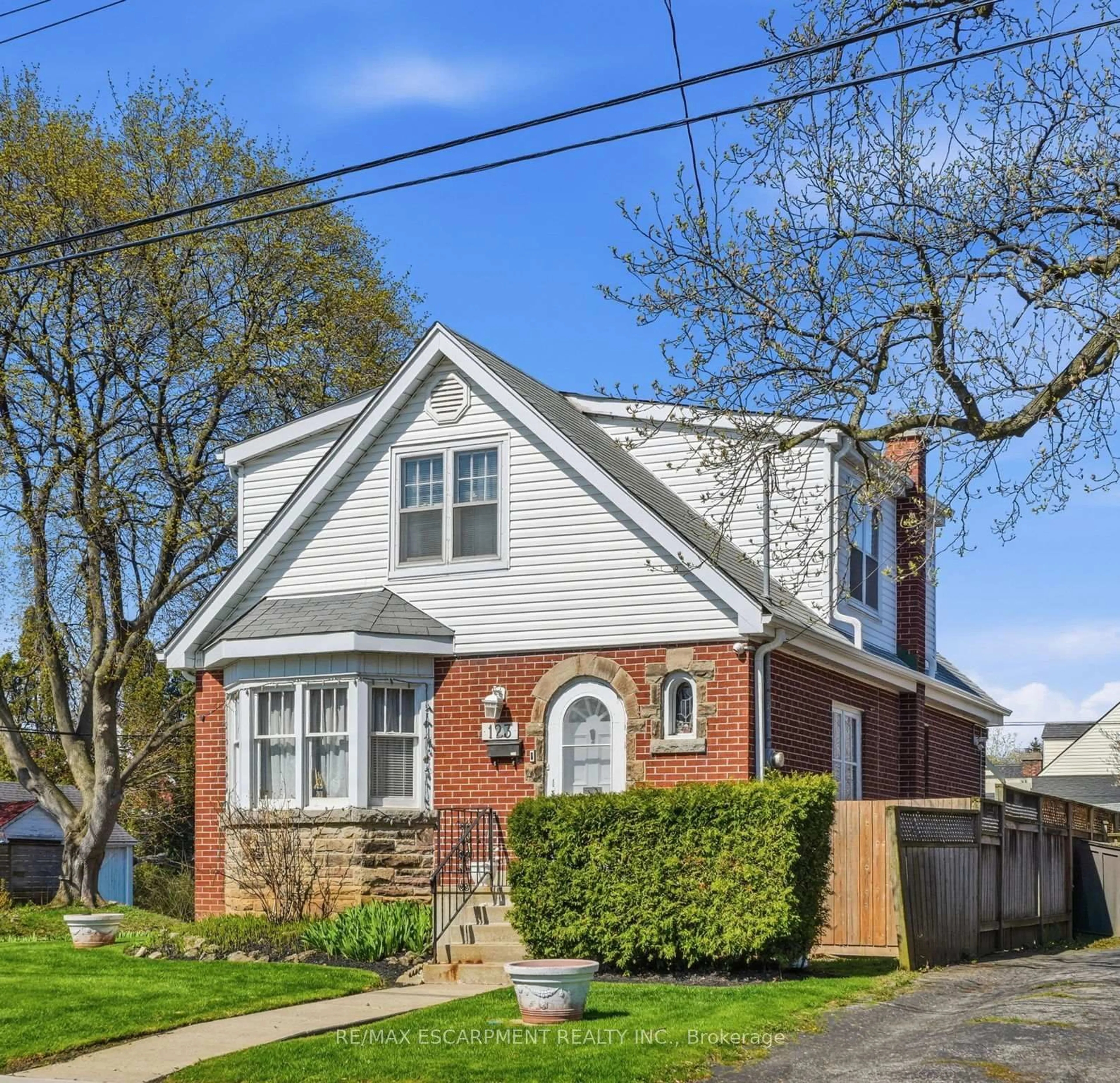 Home with brick exterior material, street for 123 LONGWOOD Rd, Hamilton Ontario L8S 3V8