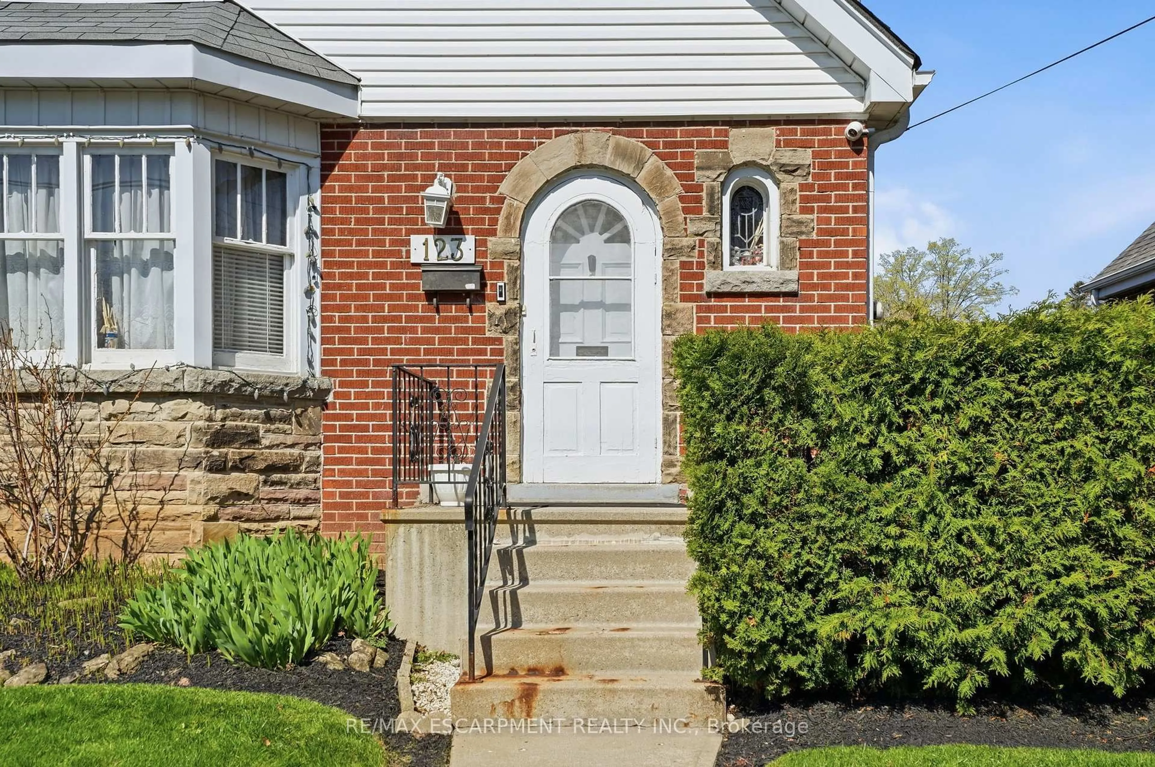 Home with brick exterior material, street for 123 LONGWOOD Rd, Hamilton Ontario L8S 3V8