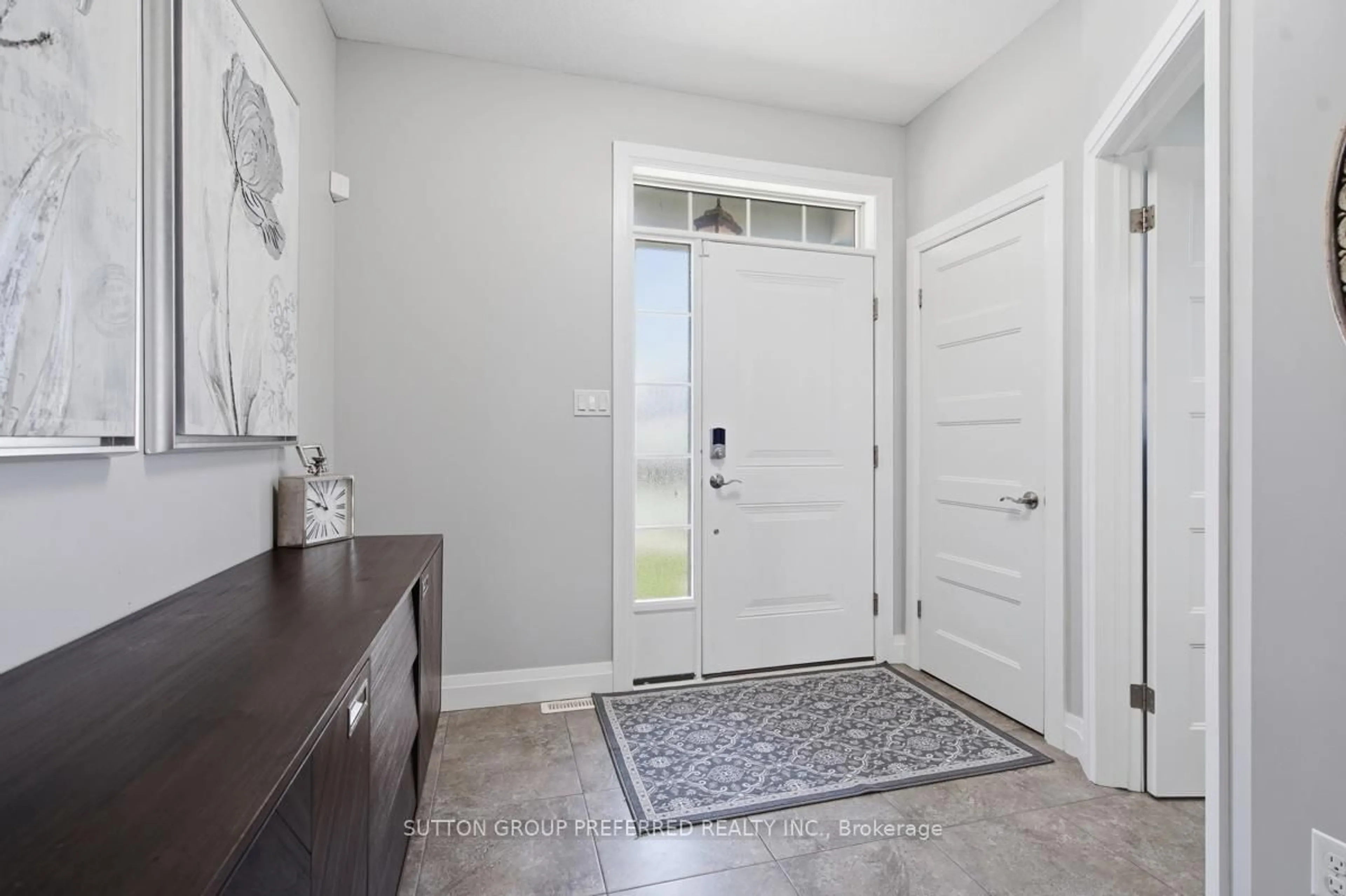 Indoor entryway for 275 Callaway Rd #112, London North Ontario N6G 0N8