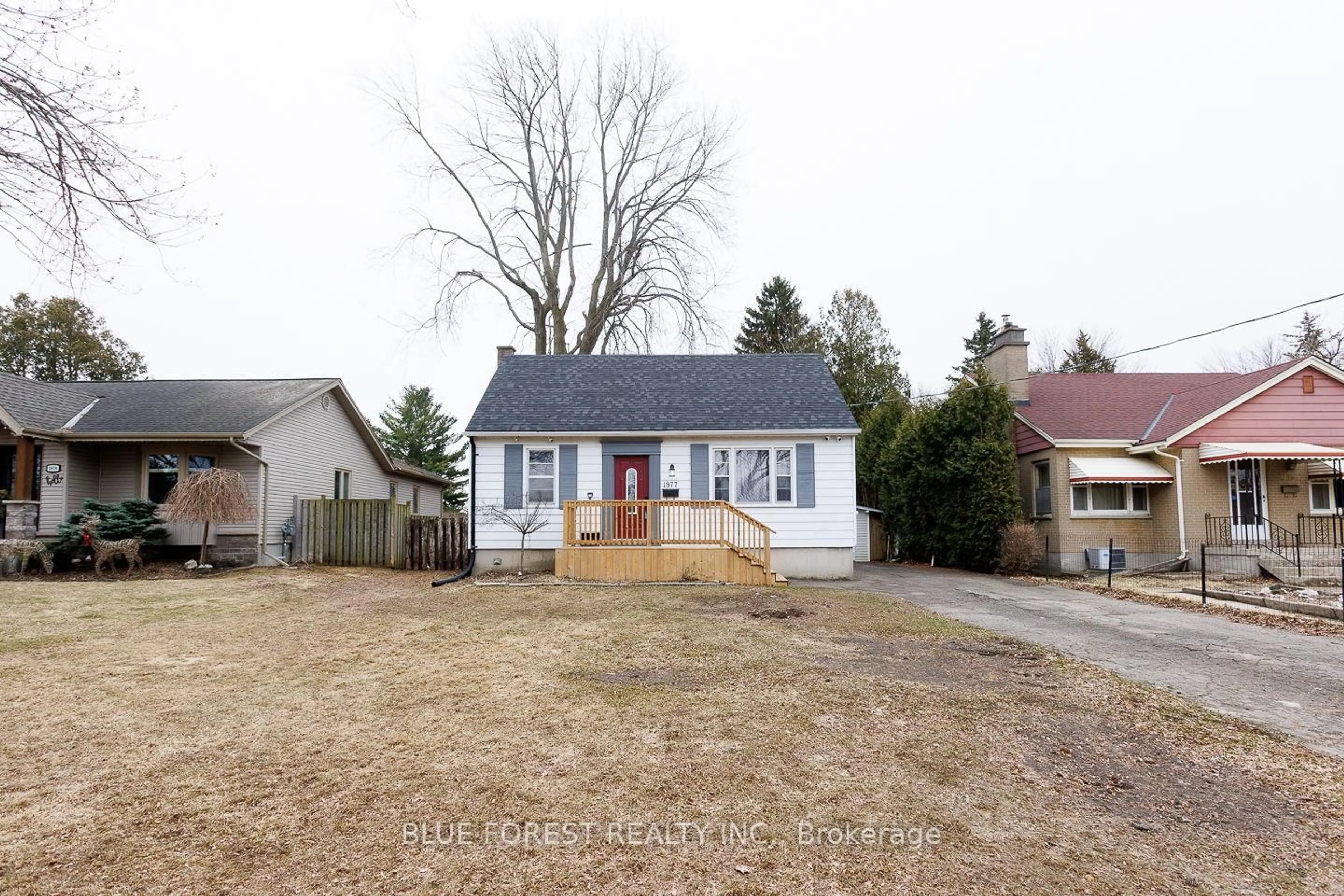 A pic from outside/outdoor area/front of a property/back of a property/a pic from drone, street for 1877 Royal Cres, London East Ontario N5W 2A9