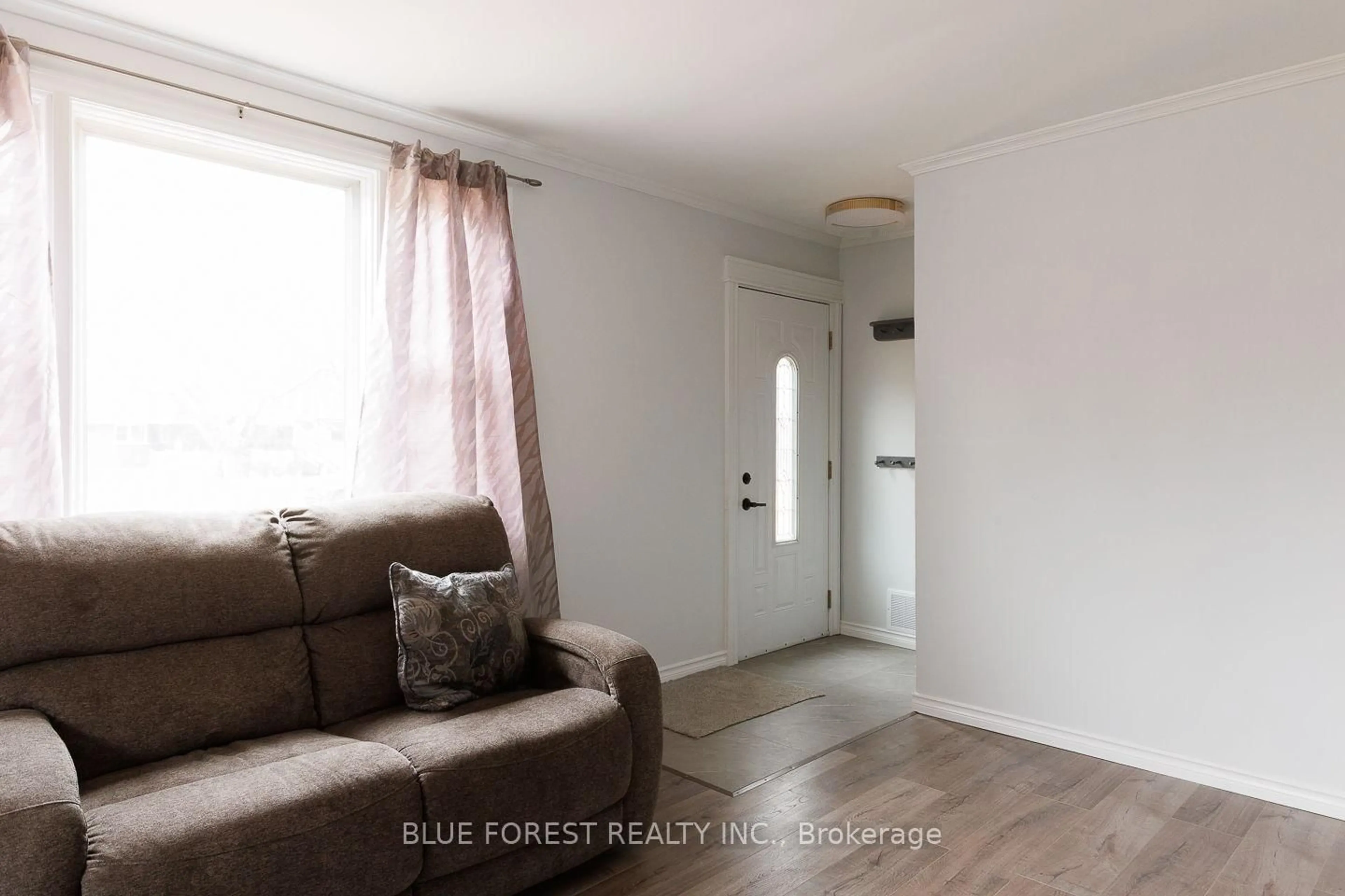 A pic of a room for 1877 Royal Cres, London East Ontario N5W 2A9