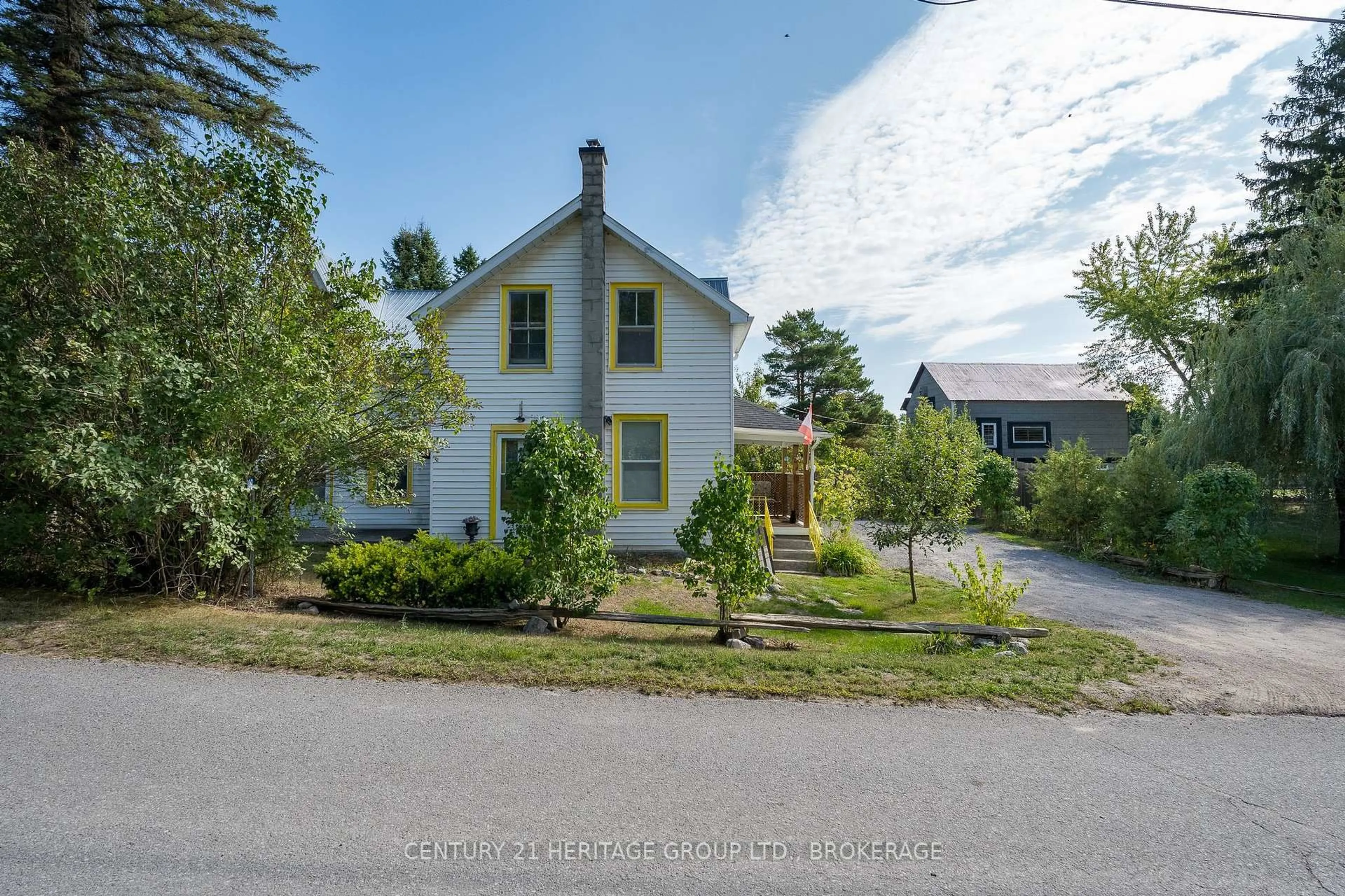 A pic from outside/outdoor area/front of a property/back of a property/a pic from drone, street for 108 Queen St, Tweed Ontario K0L 2L0