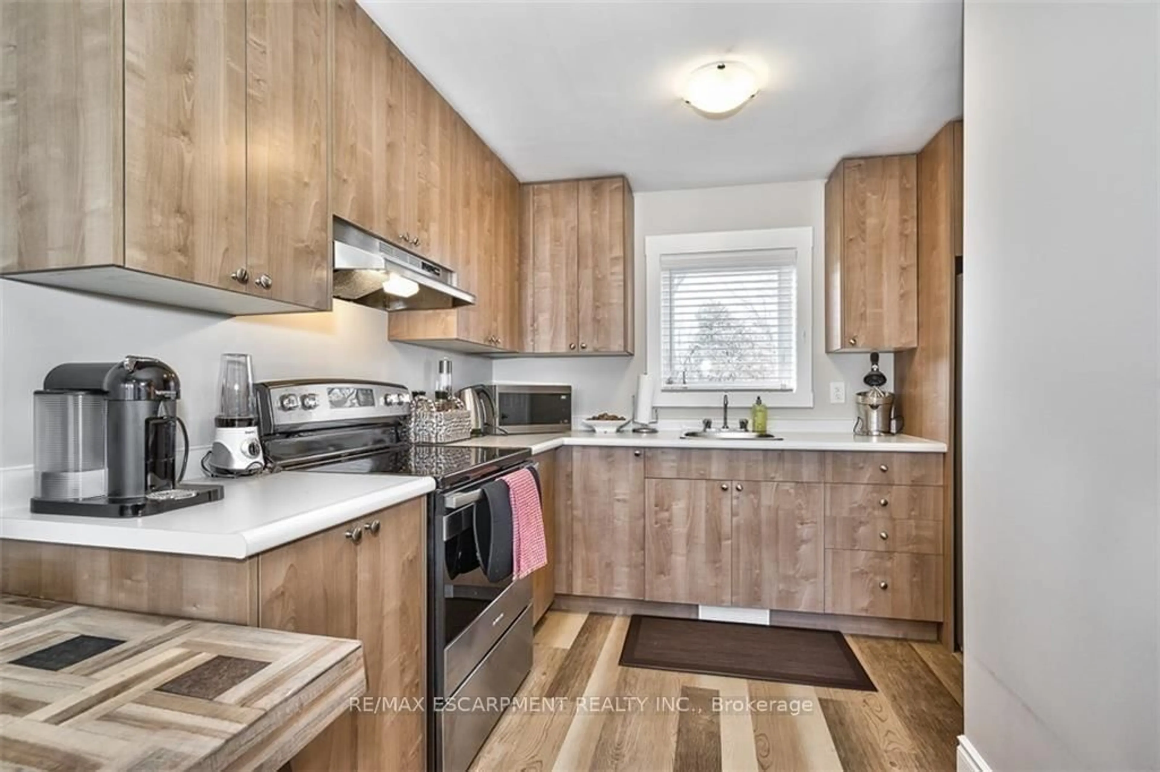 Standard kitchen, wood/laminate floor for 144 Ottawa St, Hamilton Ontario L8K 2E4