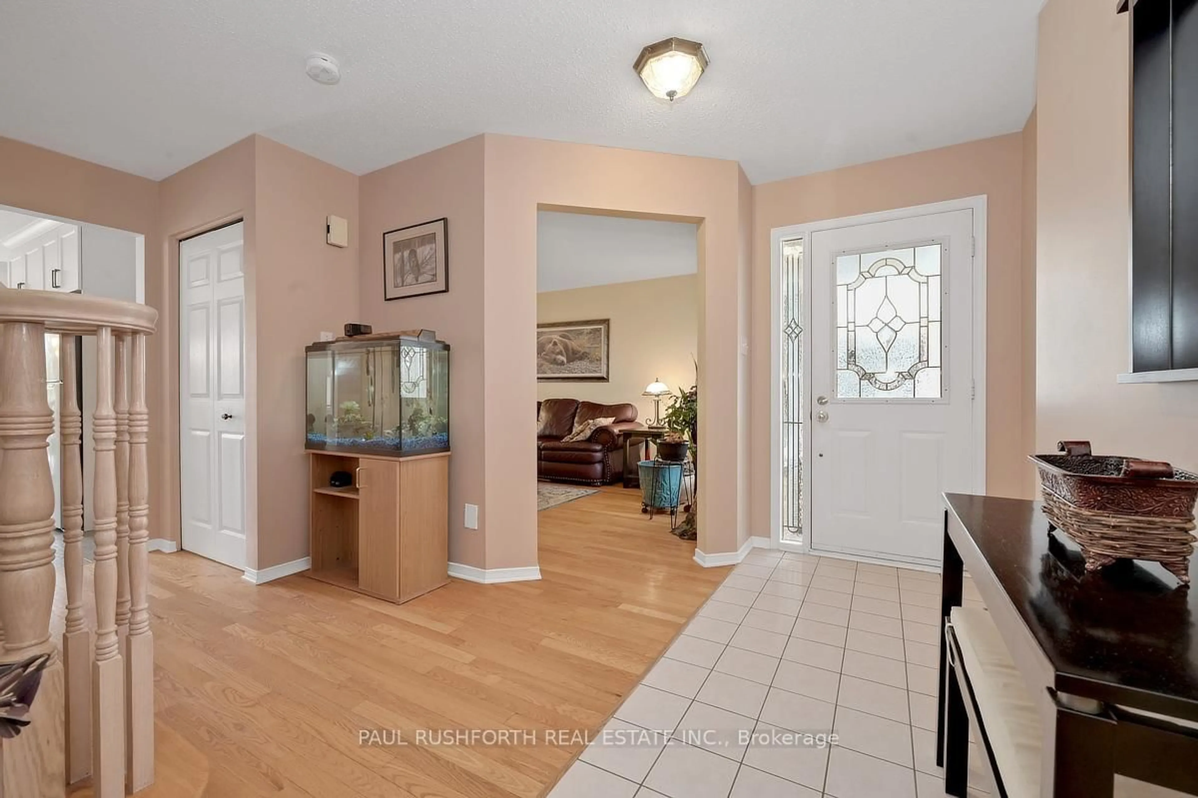 Indoor entryway for 6569 Tooney Dr, Ottawa Ontario K1C 6G3