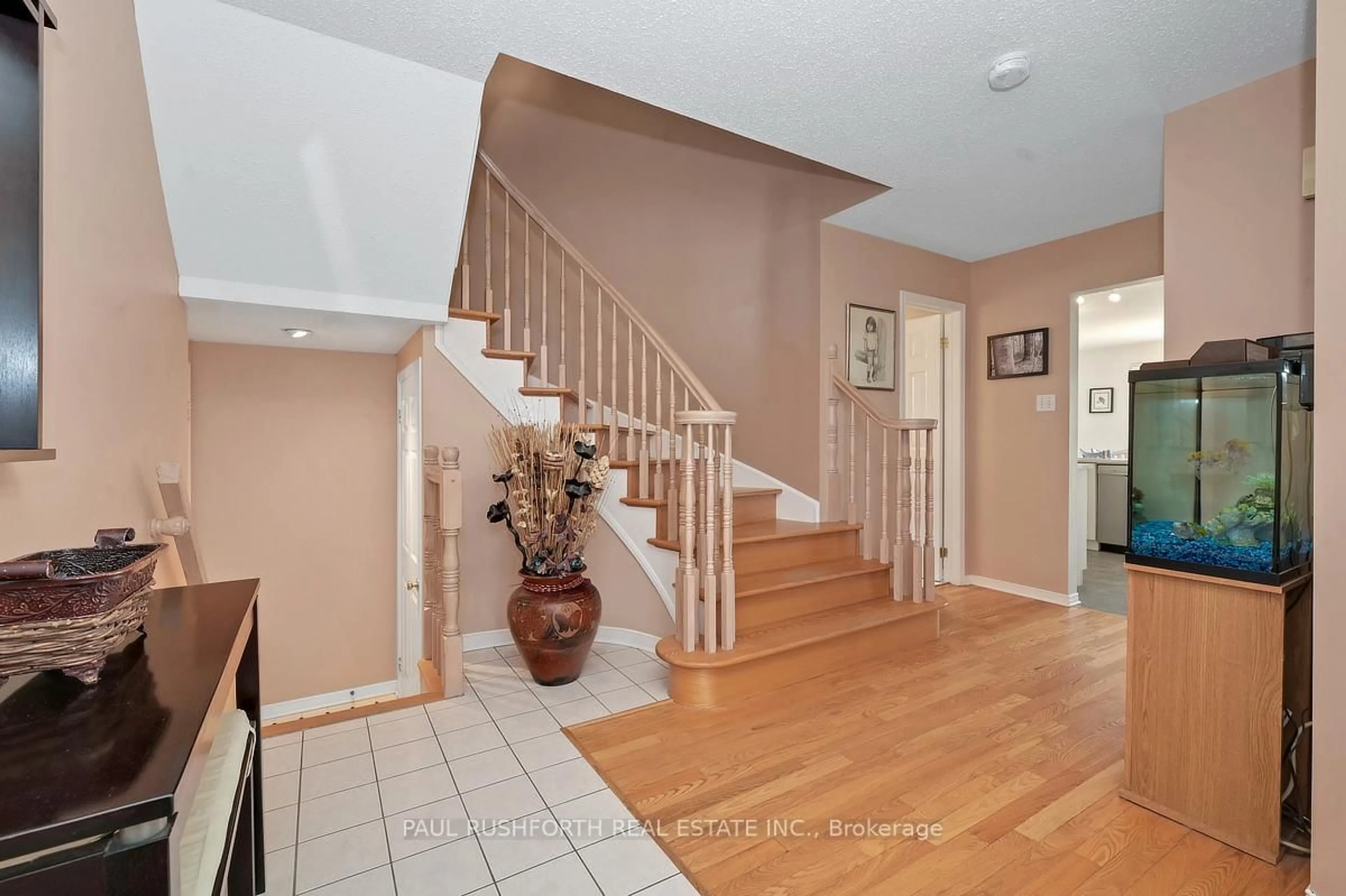 Indoor foyer for 6569 Tooney Dr, Ottawa Ontario K1C 6G3