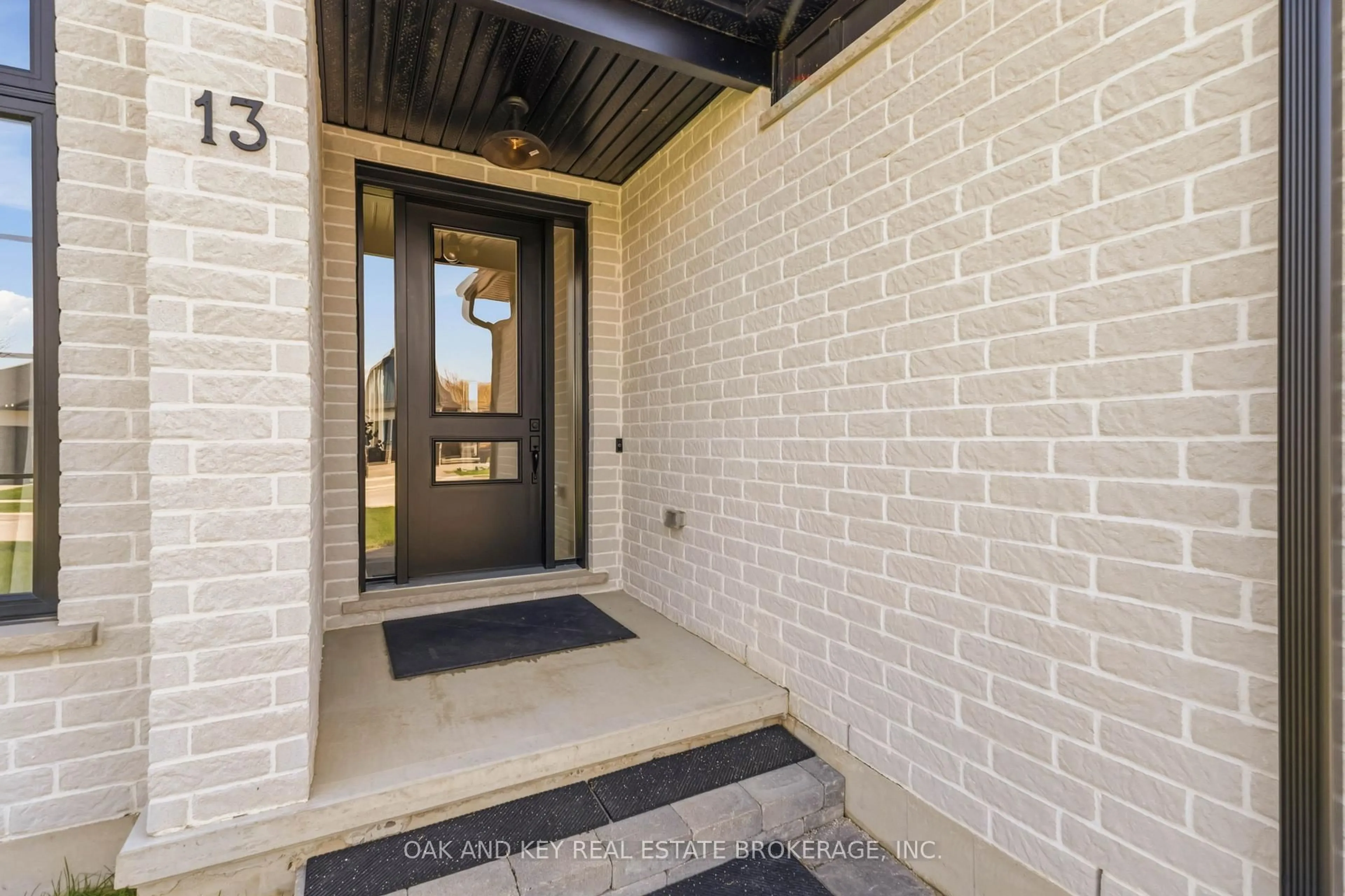 Indoor entryway for 13 BRISCOE Cres, Strathroy-Caradoc Ontario N7G 0G3