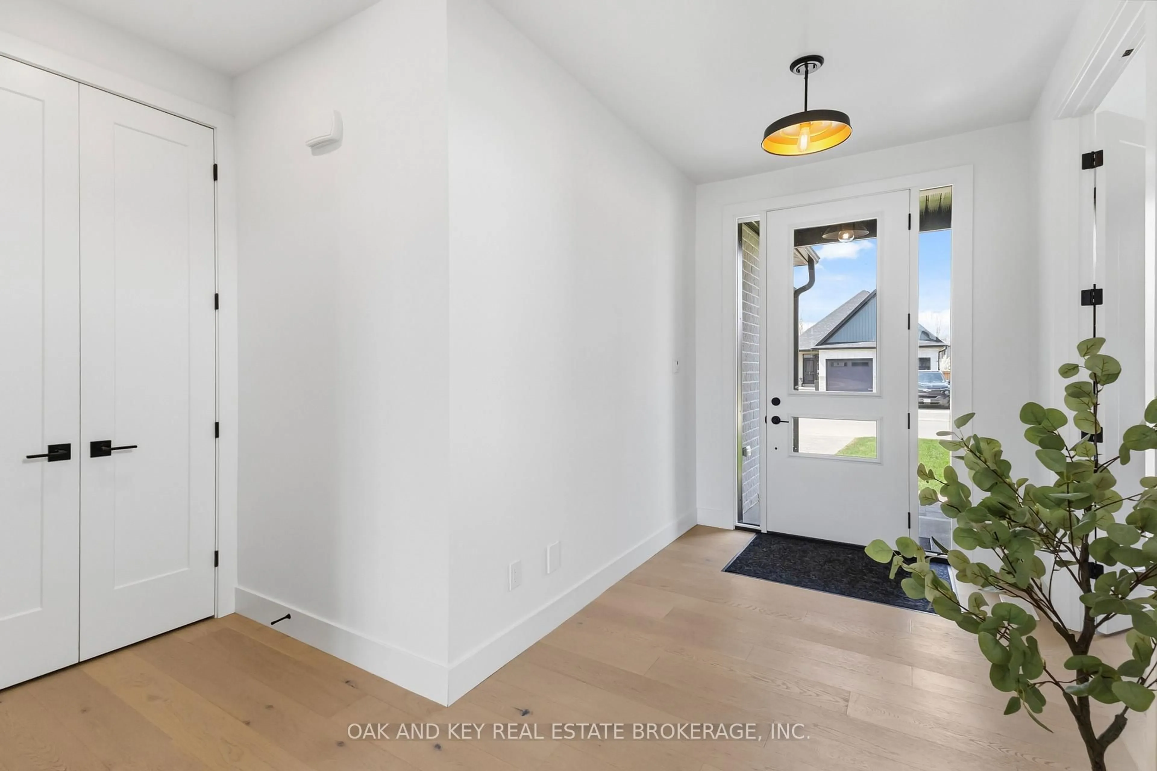 Indoor entryway for 13 BRISCOE Cres, Strathroy-Caradoc Ontario N7G 0G3