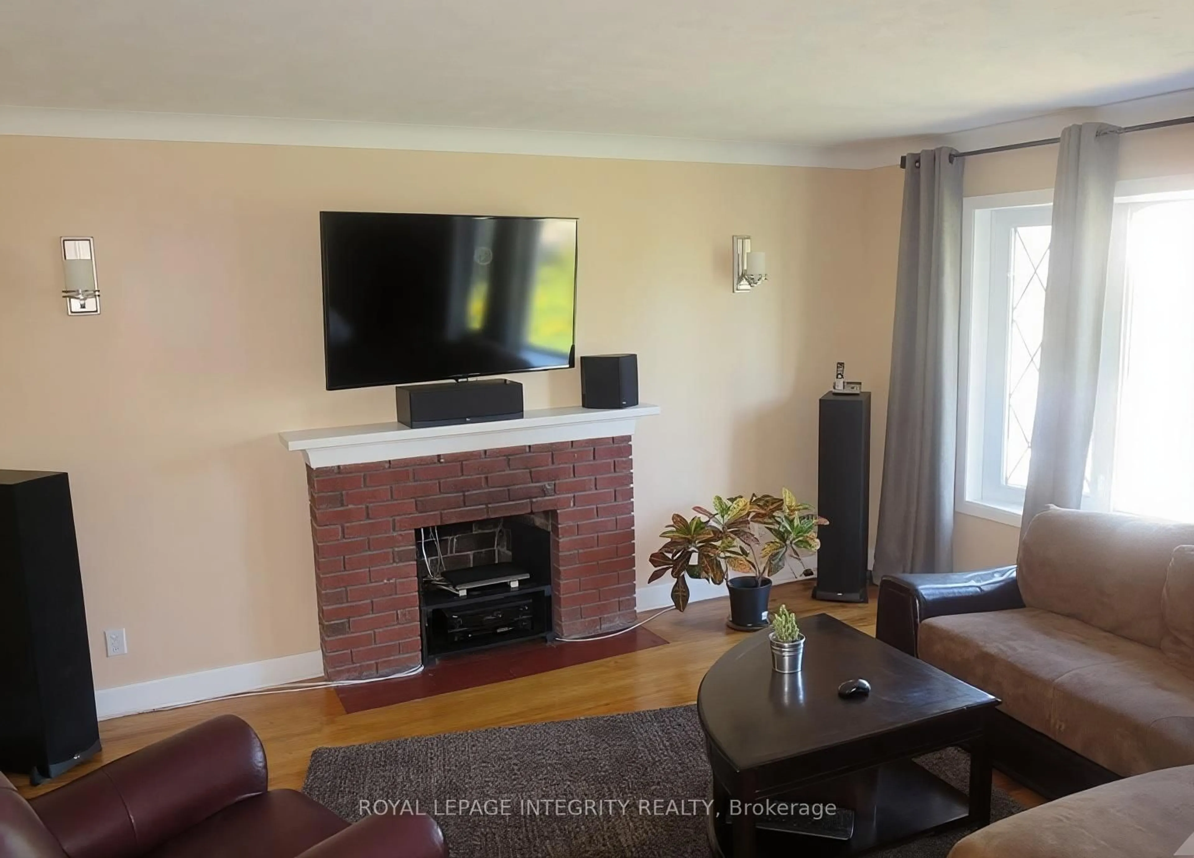 Living room with furniture, wood/laminate floor for 176 Oakridge Blvd, Ottawa Ontario K2G 2V2
