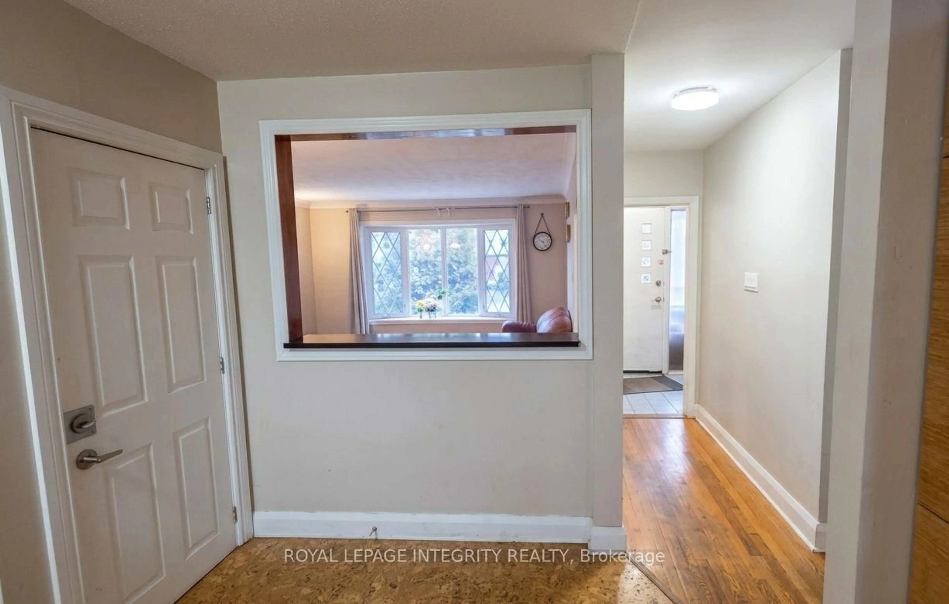 Indoor entryway for 176 Oakridge Blvd, Ottawa Ontario K2G 2V2