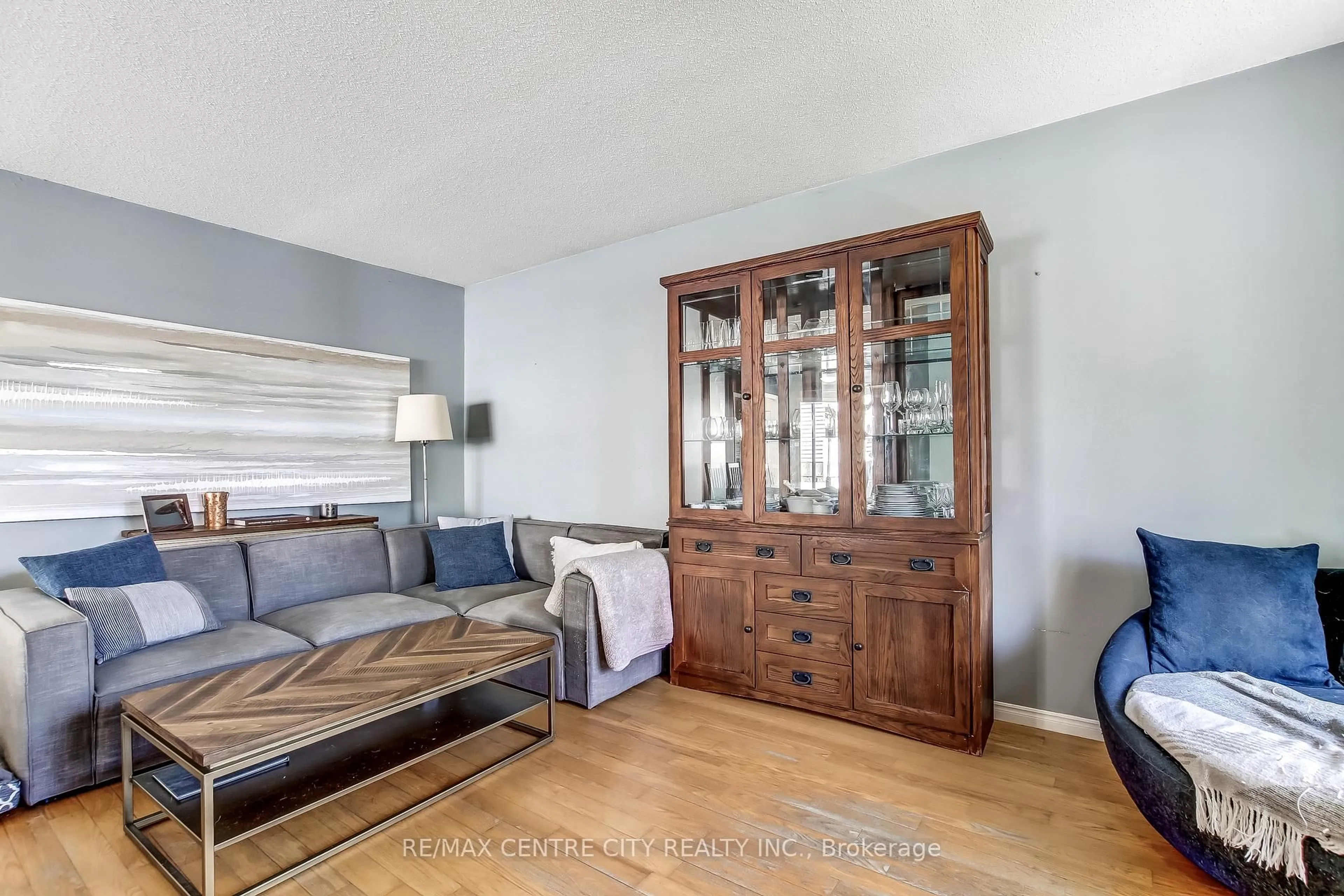 Living room with furniture, wood/laminate floor for 228 Pochard Lane, London East Ontario N5W 5Z3