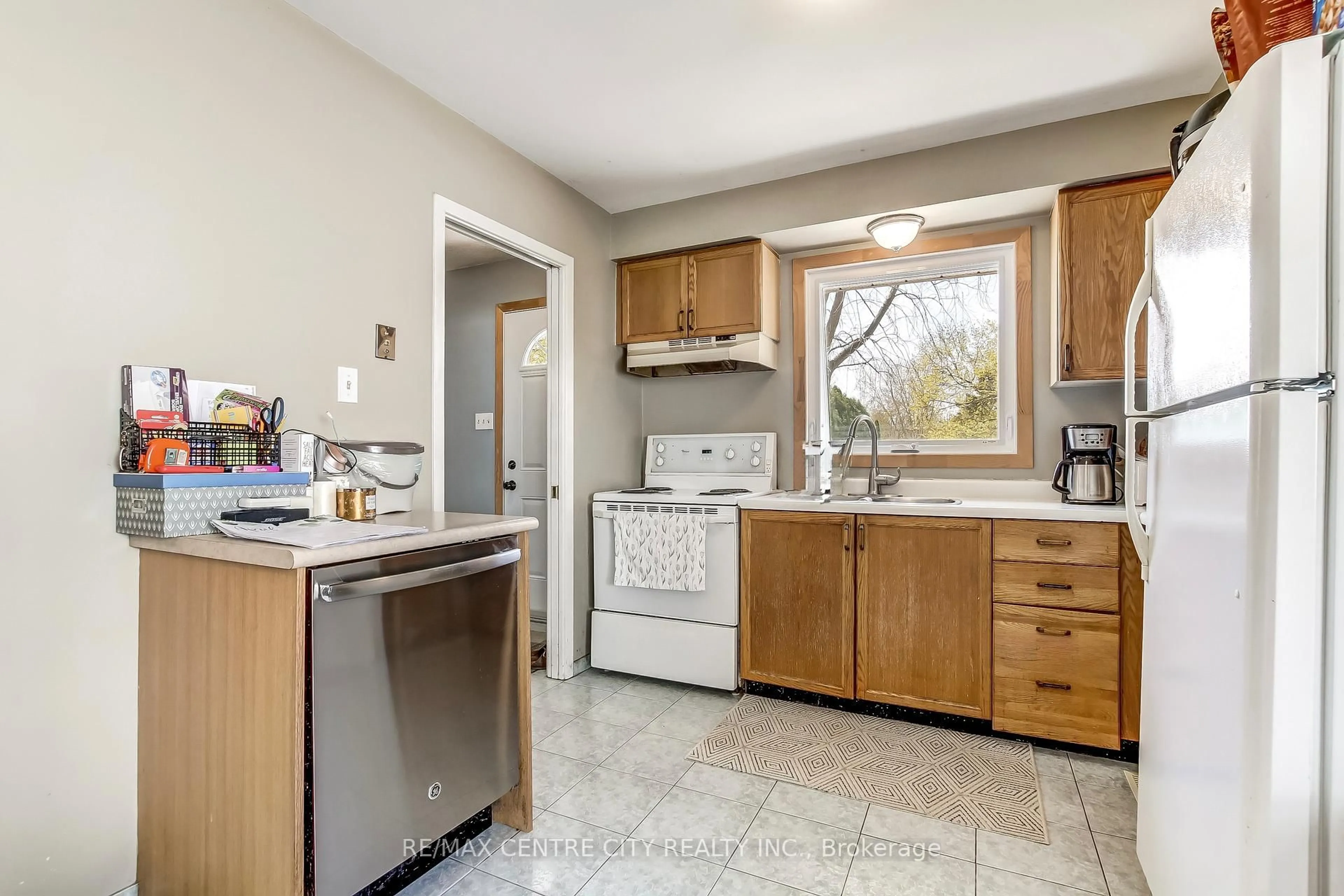 Standard kitchen, ceramic/tile floor for 228 Pochard Lane, London East Ontario N5W 5Z3