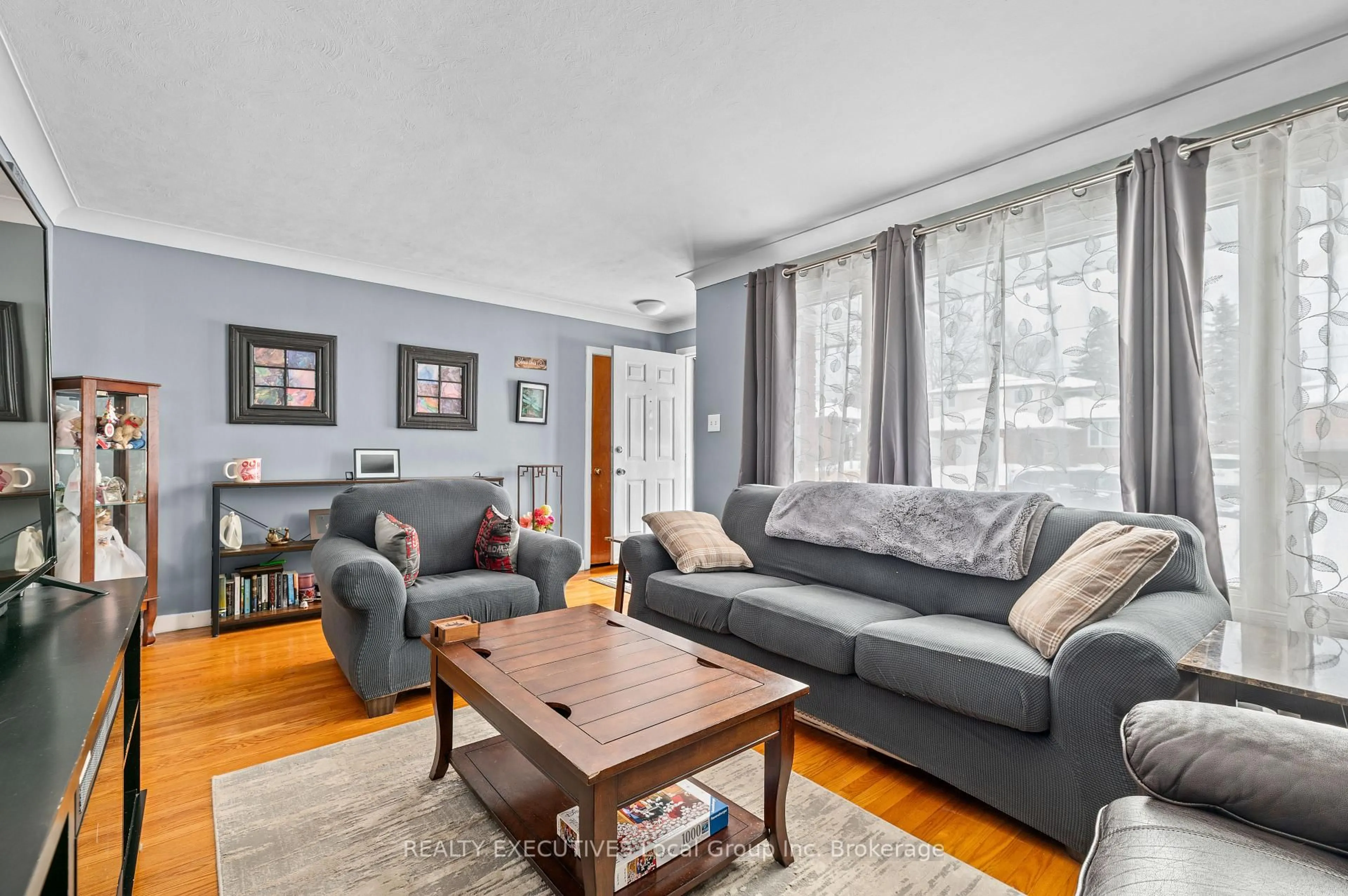 Living room with furniture, wood/laminate floor for 457 PRINCESS St, North Bay Ontario P1B 6C7