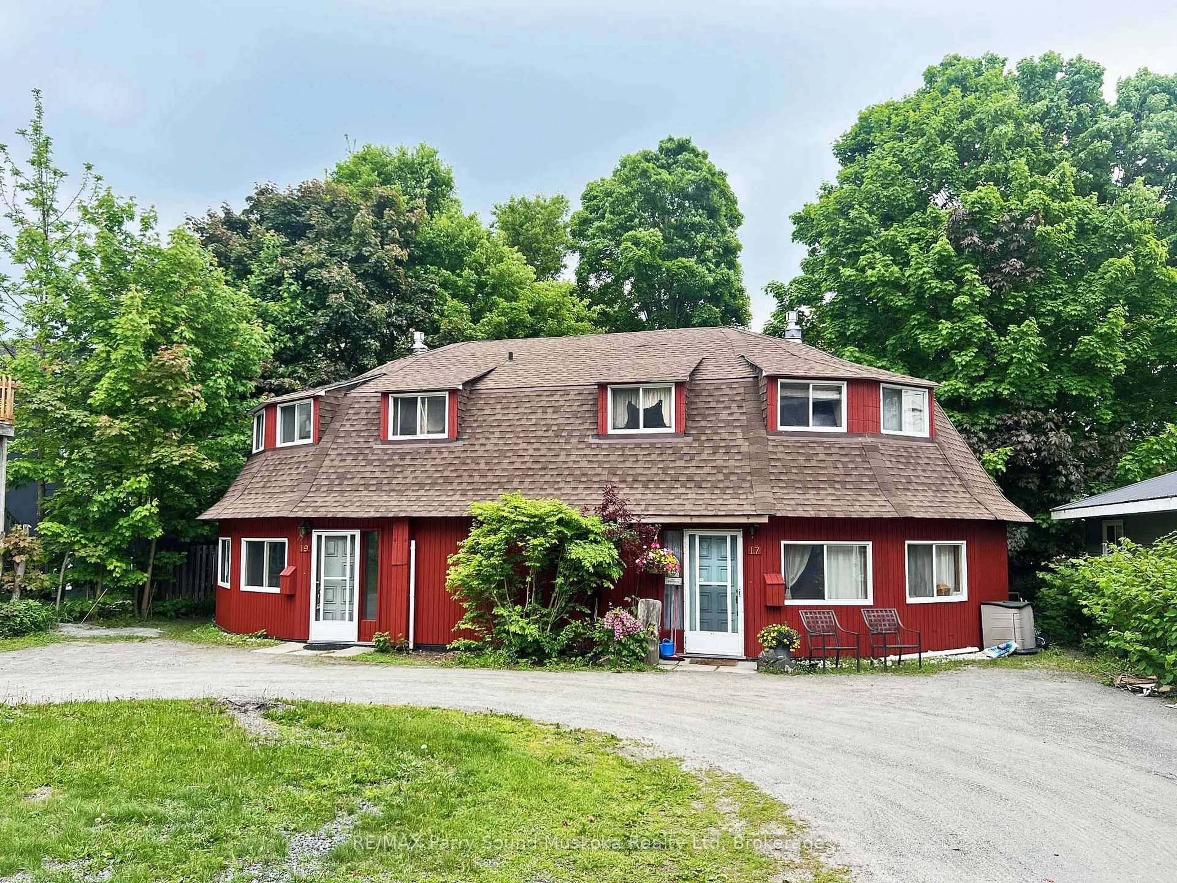 A pic from outside/outdoor area/front of a property/back of a property/a pic from drone, street for 17 - 19 Church St, Parry Sound Ontario P2A 1Y2